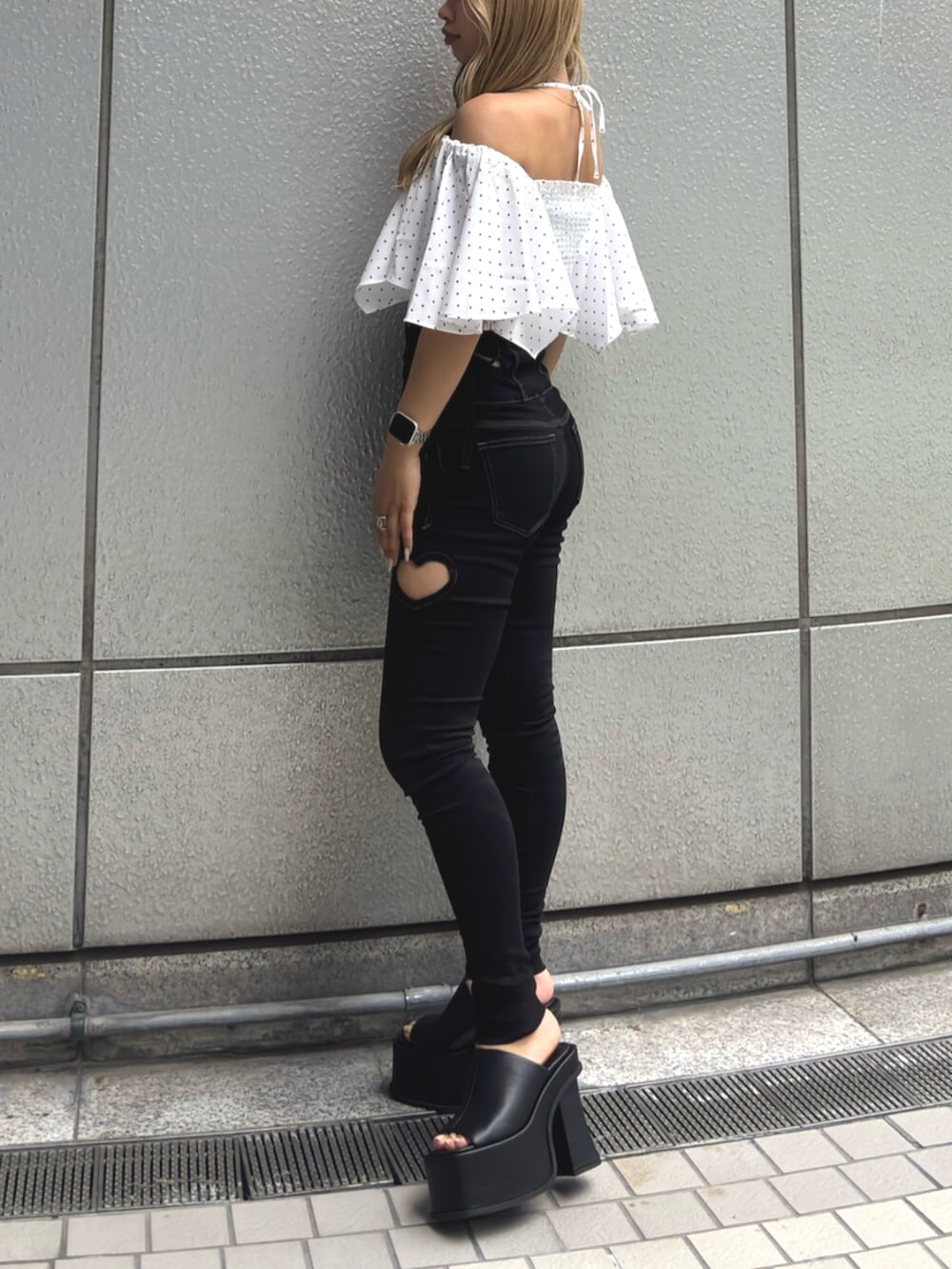 ブラック系のサンダル、ブラック系のデニムパンツを着用したレディースの夏コーディネートの2枚目の写真