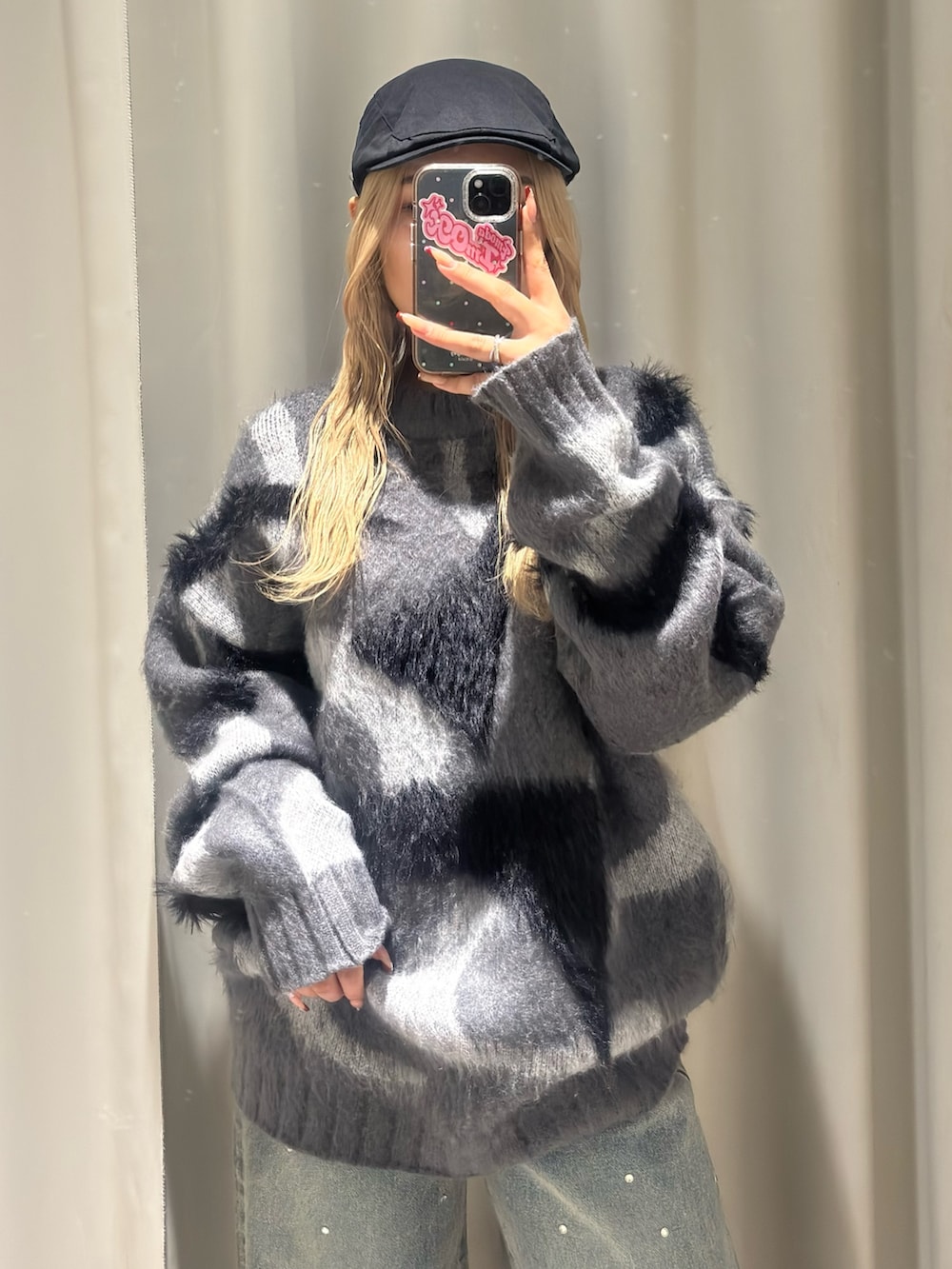 ブルー系のデニムパンツ、ブラック系のブーツ、ブラック系のハンチング/ベレー帽を着用したレディースの冬コーディネートの4枚目の写真