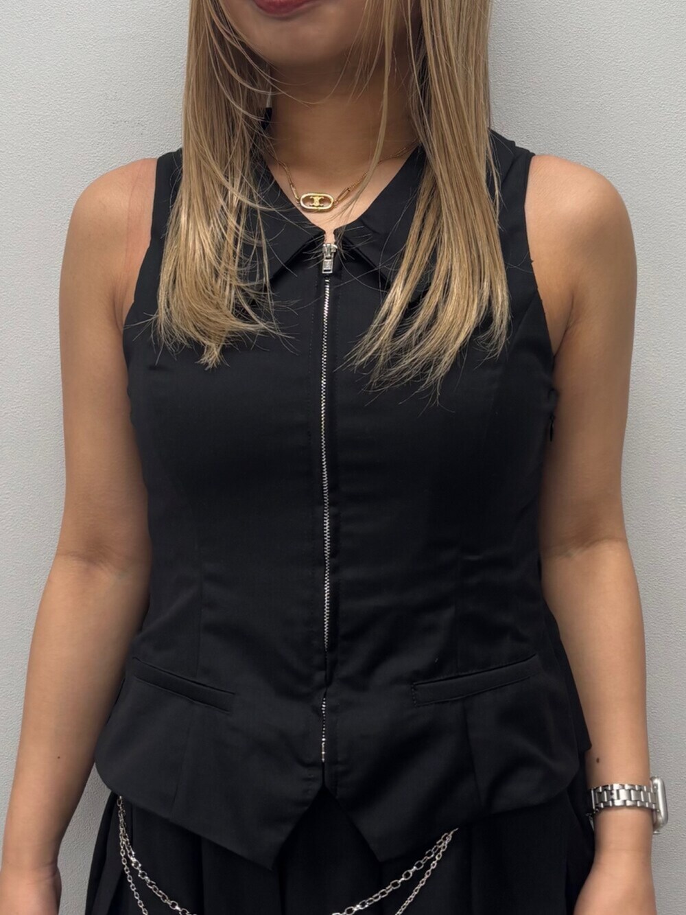 ブラック系のサンダル、ブラック系のワンピースを着用したレディースの春コーディネートの5枚目の写真