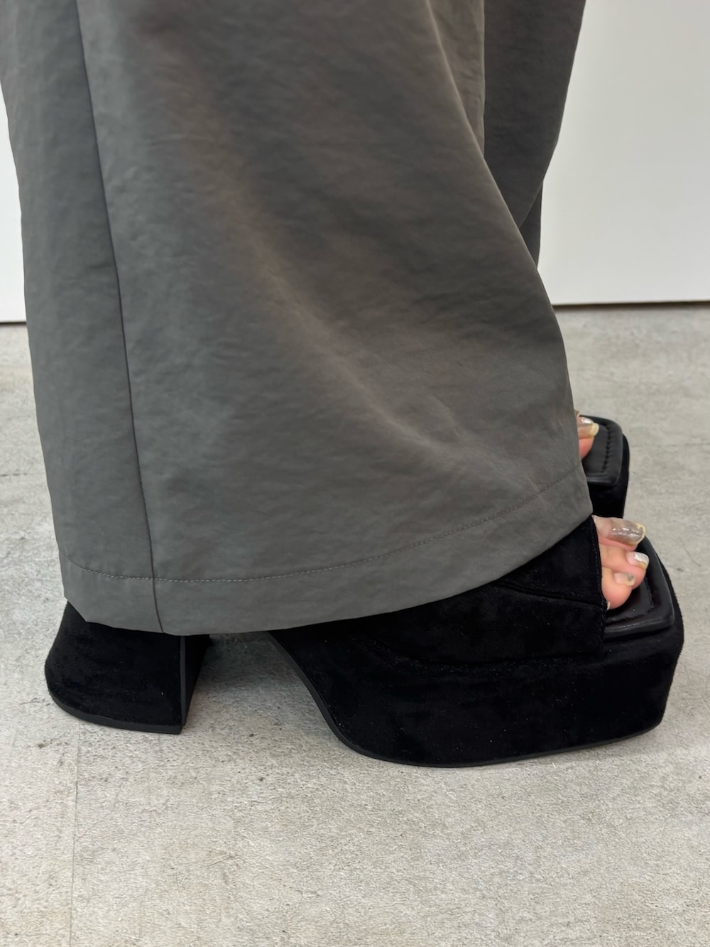 ブラック系のTシャツ/カットソー、グレー系のその他パンツ、ブラック系のサンダルを着用したレディースの夏コーディネートの5枚目の写真