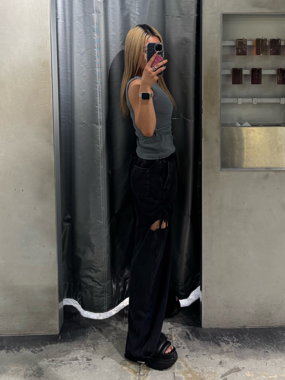 グレー系のTシャツ/カットソー、ブラック系のスウェットパンツ、ブラック系のサンダルを着用したレディースの夏コーディネートの2枚目の写真