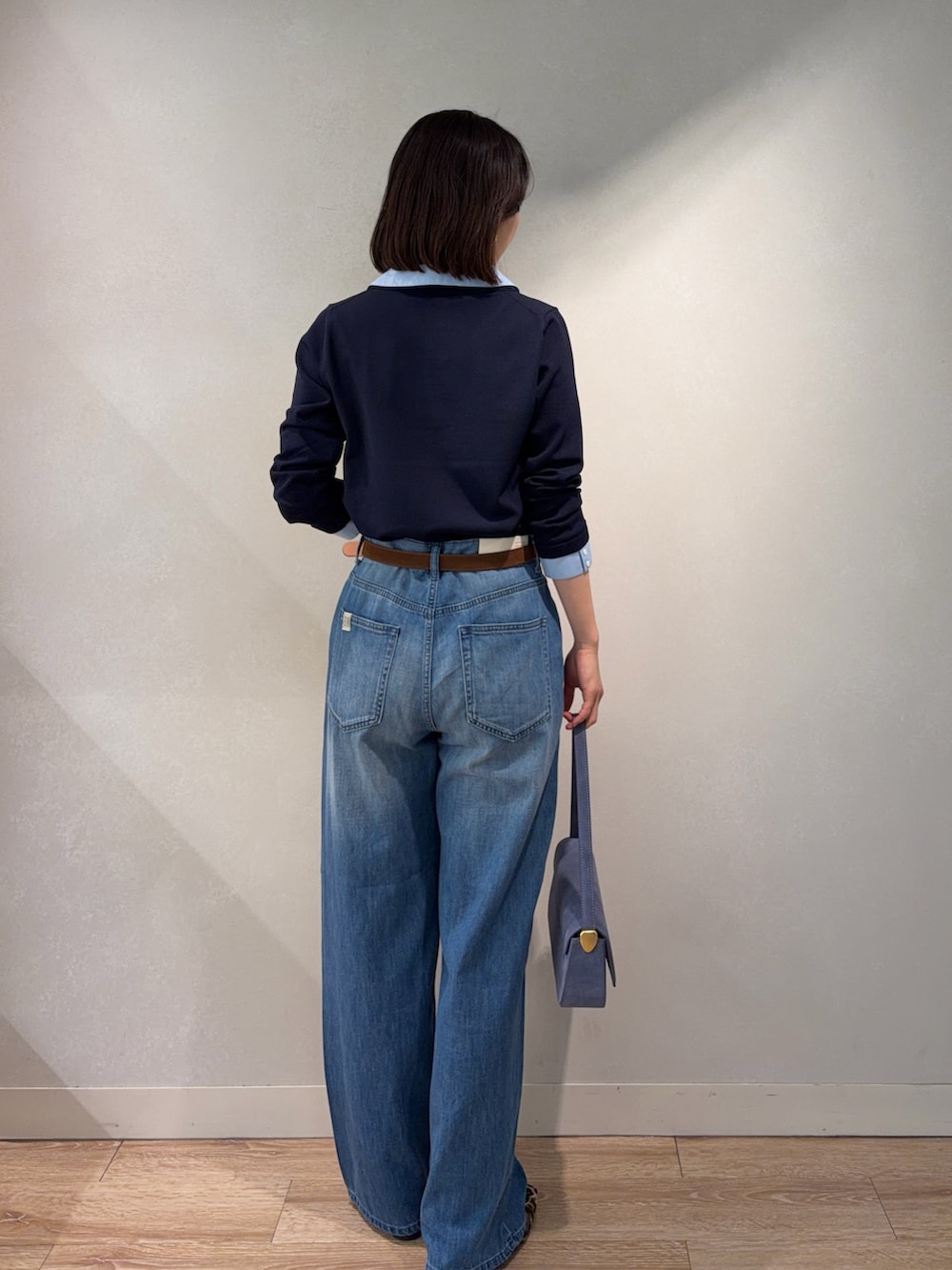 ブルー系のニット/セーター、ブルー系のその他パンツ、その他のバレエシューズを着用したレディースの春コーディネートの3枚目の写真