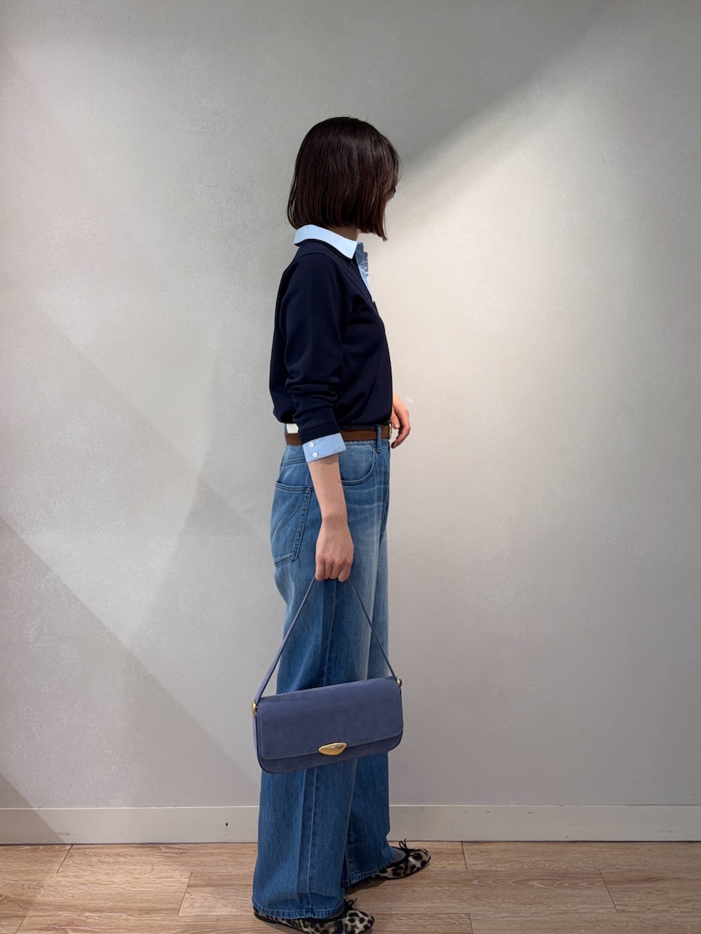 ブルー系のニット/セーター、ブルー系のその他パンツ、その他のバレエシューズを着用したレディースの春コーディネートの4枚目の写真