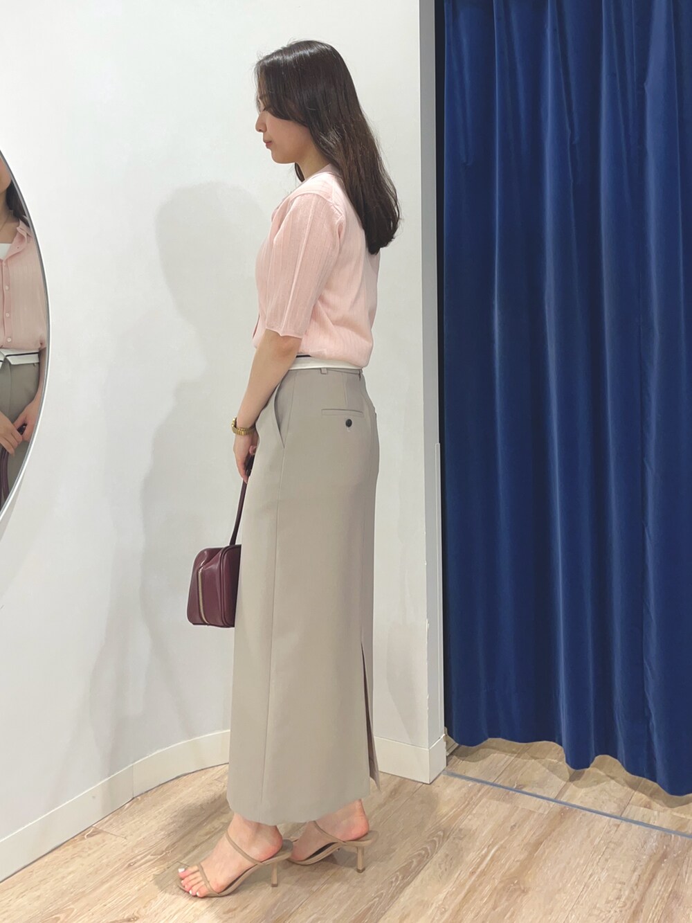 グリーン系のスカート、ピンク系のカーディガン/ボレロ、レッド系のボストンバッグを着用したレディースの夏コーディネートの4枚目の写真