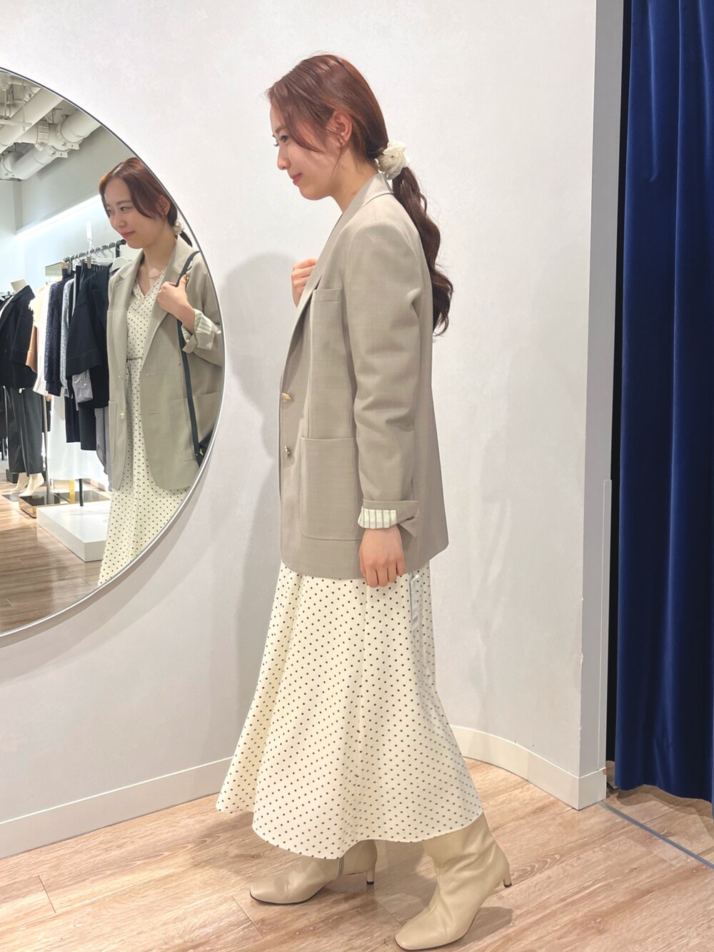 ベージュ系のテーラードジャケット、ホワイト系のワンピースを着用したレディースの秋コーディネートの4枚目の写真