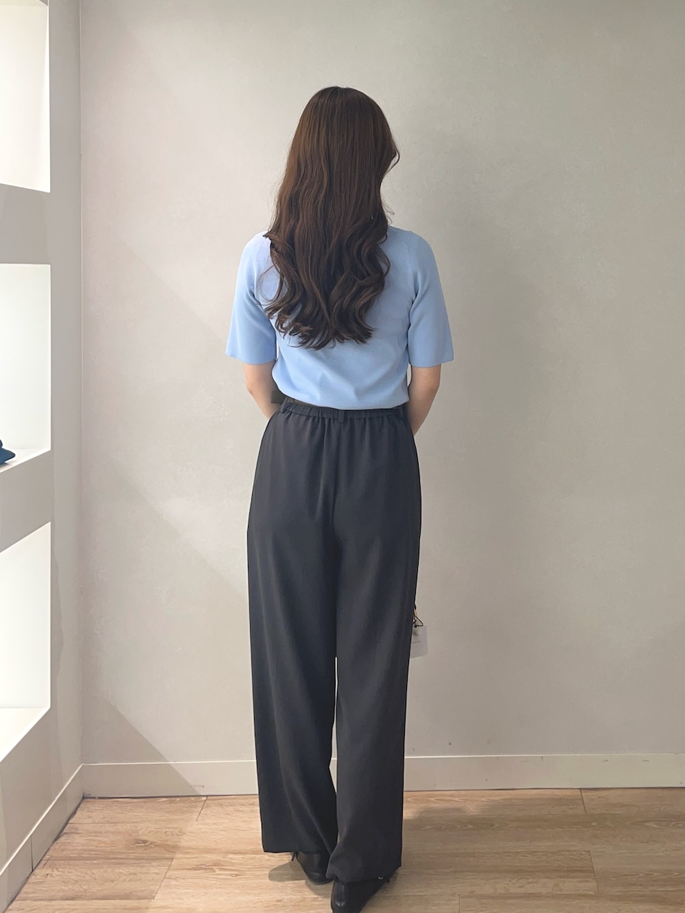 「通勤コーデ、通勤スタイル、お仕事コーデ、ワイドパンツ、セミワイドパンツ、シンプルコーデ、シンプル、シンプルスタイル、きれいめコーディネート、カシュクール、半袖ニット」｜「NOLLEY’S Sophiの《手洗い可能》カシュクール風5分袖プルオーバーニット（ニット/セーター、ブルー系）」を使った、TOYODAさん（骨格ウェーブ・レディース・163cm）の春コーディネートの3枚目の写真