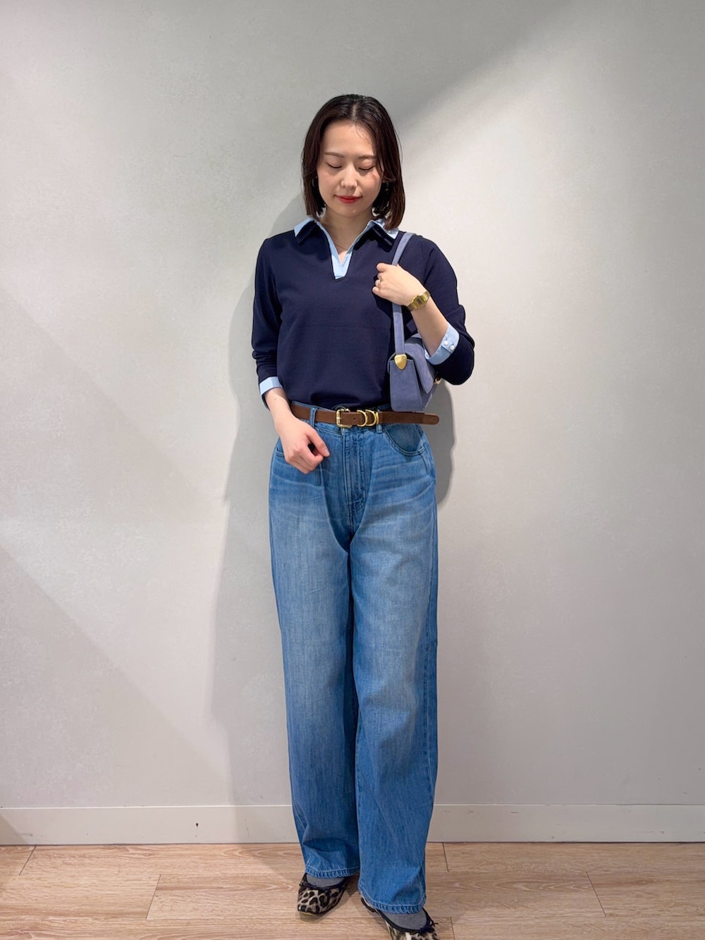 ブルー系のニット/セーター、ブルー系のその他パンツ、その他のバレエシューズを着用したレディースの春コーディネートの5枚目の写真