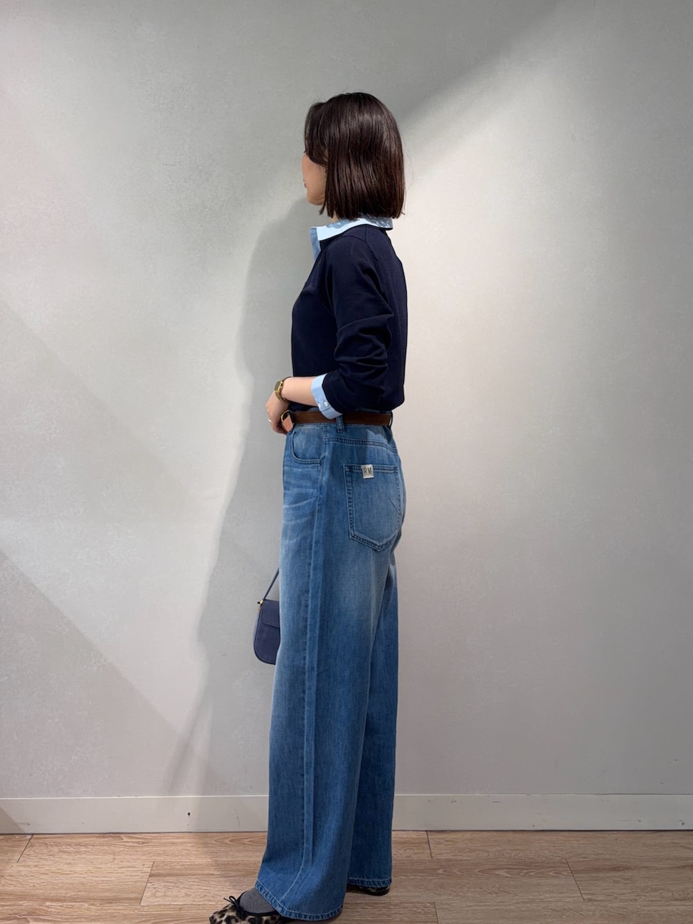 ブルー系のニット/セーター、ブルー系のその他パンツ、その他のバレエシューズを着用したレディースの春コーディネートの2枚目の写真