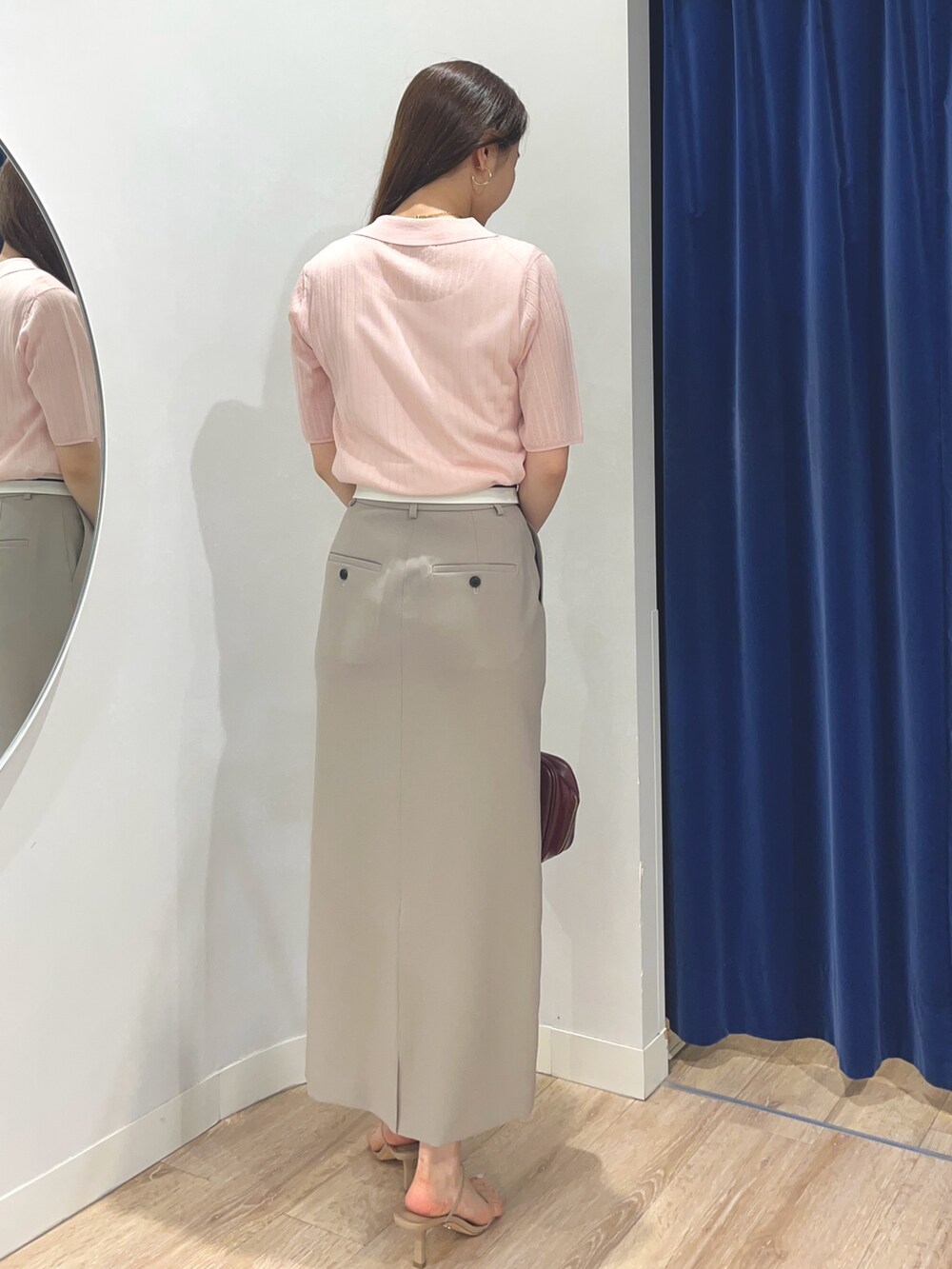 グリーン系のスカート、ピンク系のカーディガン/ボレロ、レッド系のボストンバッグを着用したレディースの夏コーディネートの3枚目の写真