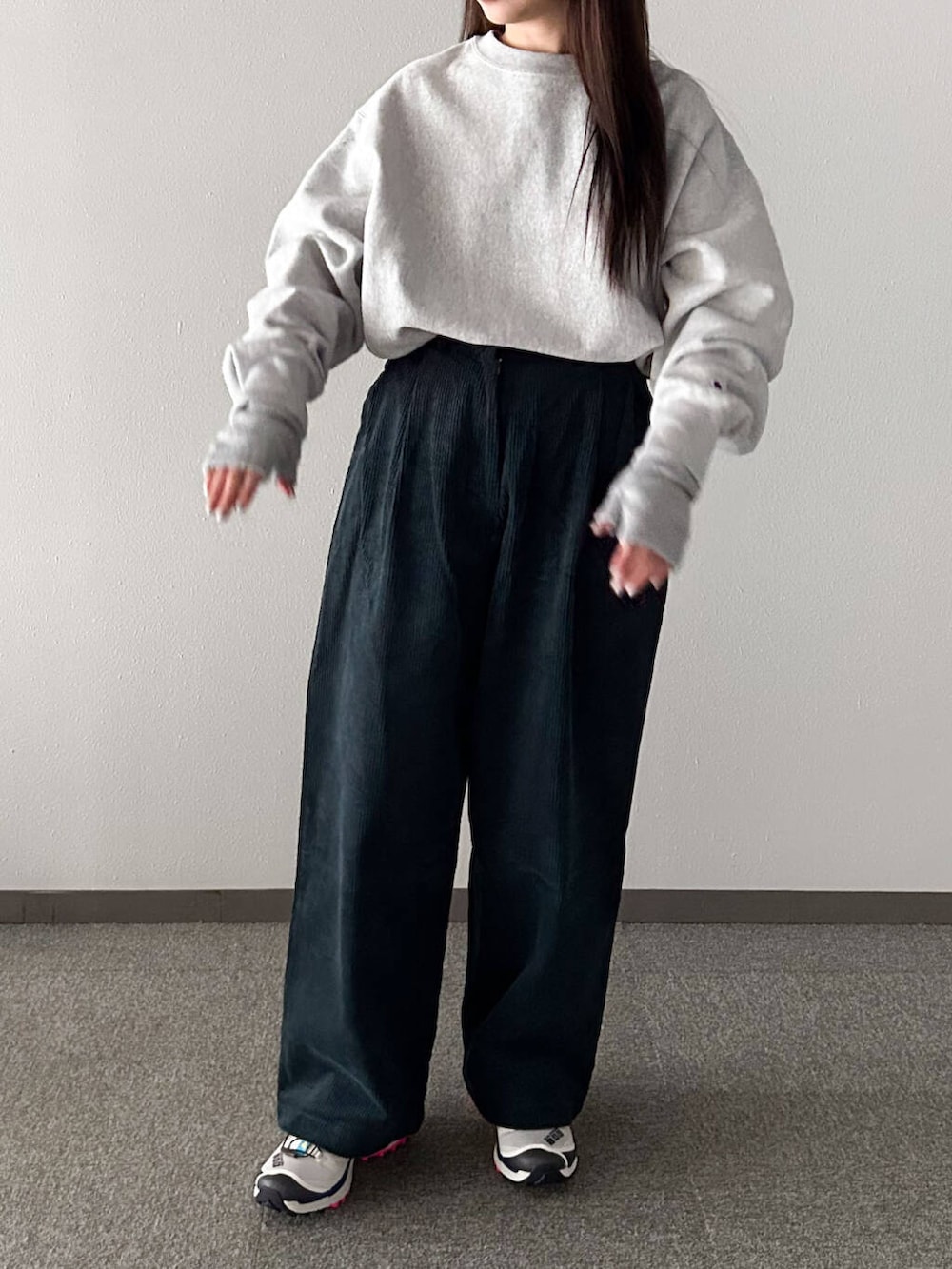 シルバー系のスウェット、ホワイト系のスニーカー、ブルー系のその他パンツを着用したレディースの冬コーディネートの2枚目の写真