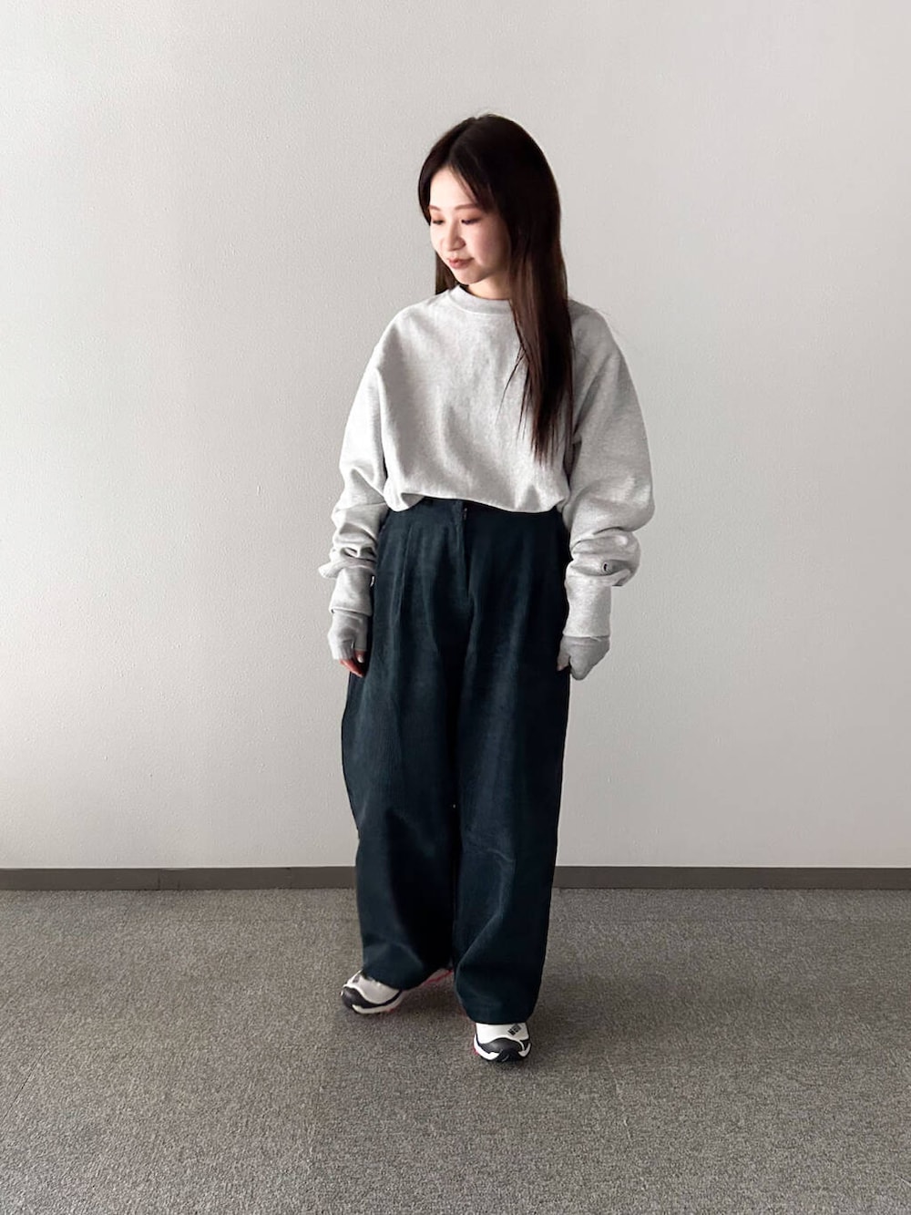 シルバー系のスウェット、ホワイト系のスニーカー、ブルー系のその他パンツを着用したレディースの冬コーディネートの4枚目の写真