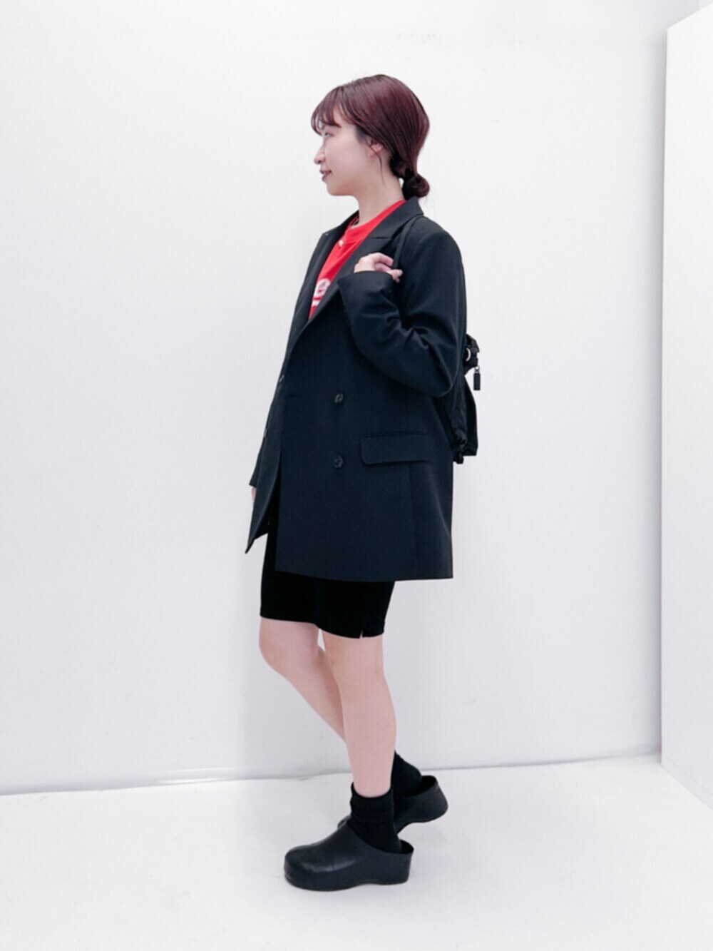 ブラック系のその他アウター、ブラック系のバックパック/リュック、ブラック系のその他パンツを着用したレディースの冬コーディネートの4枚目の写真