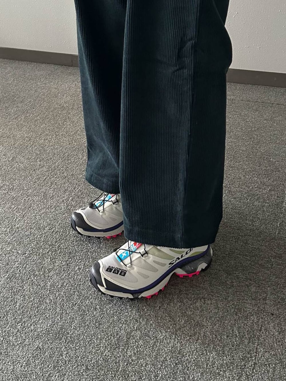 シルバー系のスウェット、ホワイト系のスニーカー、ブルー系のその他パンツを着用したレディースの冬コーディネートの6枚目の写真