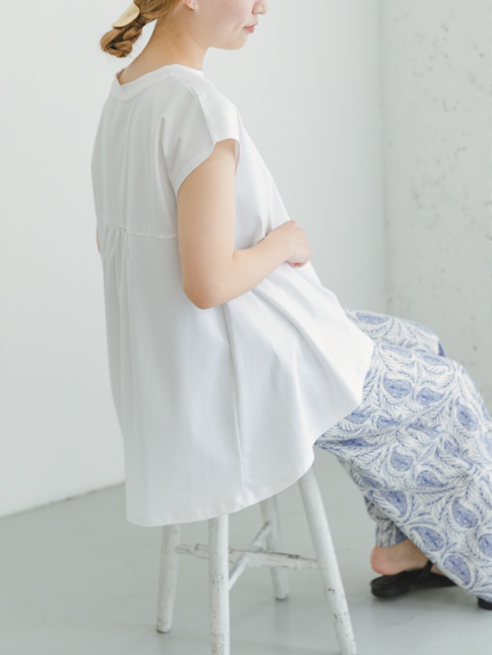 ホワイト系のTシャツ/カットソー、その他のその他パンツを着用したレディースの夏コーディネートの4枚目の写真