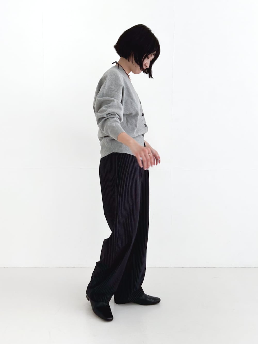 「カーディガン、カーディガンコーデ、ストライプ、ストライプパンツ、コクーンパンツ、コクーンシルエット、綺麗めコーデ、綺麗めカジュアル、お出かけコーデ、お出かけスタイル、URBANRESEARCH、骨格ウェーブ」｜「URBAN RESEARCHの『MADE IN JAPAN』スクエアトゥローヒールショートブーツ（ブーツ、ブラック系）」を使った、miyuさん（レディース・156cm）の冬コーディネートの3枚目の写真