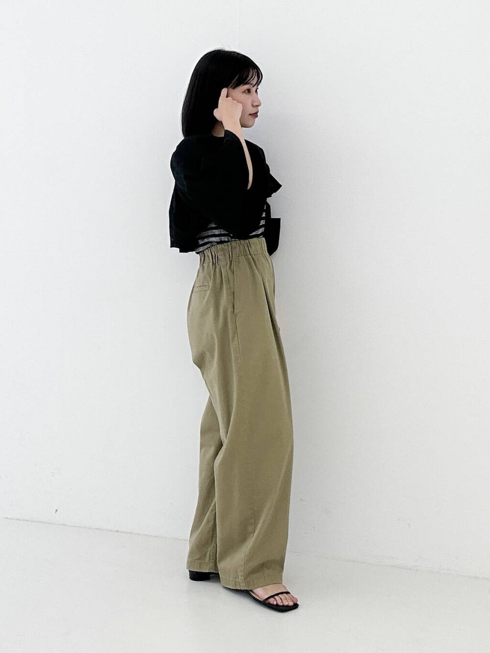 ベージュ系のその他パンツ、ブラック系のサンダル、ブラック系のTシャツ/カットソーを着用したレディースの夏コーディネートの4枚目の写真