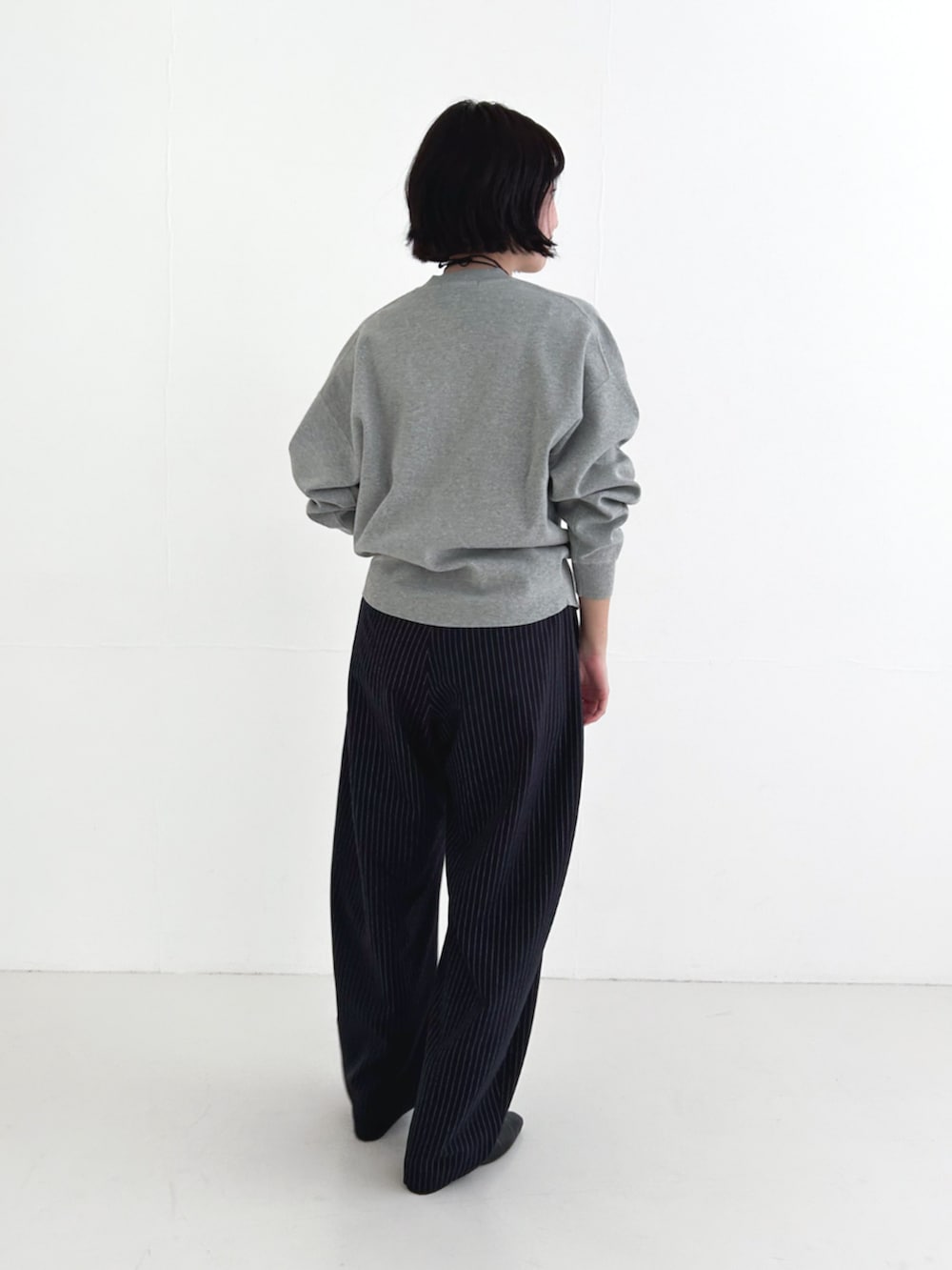 「カーディガン、カーディガンコーデ、ストライプ、ストライプパンツ、コクーンパンツ、コクーンシルエット、綺麗めコーデ、綺麗めカジュアル、お出かけコーデ、お出かけスタイル、URBANRESEARCH、骨格ウェーブ」｜「URBAN RESEARCHの『MADE IN JAPAN』スクエアトゥローヒールショートブーツ（ブーツ、ブラック系）」を使った、miyuさん（レディース・156cm）の冬コーディネートの4枚目の写真