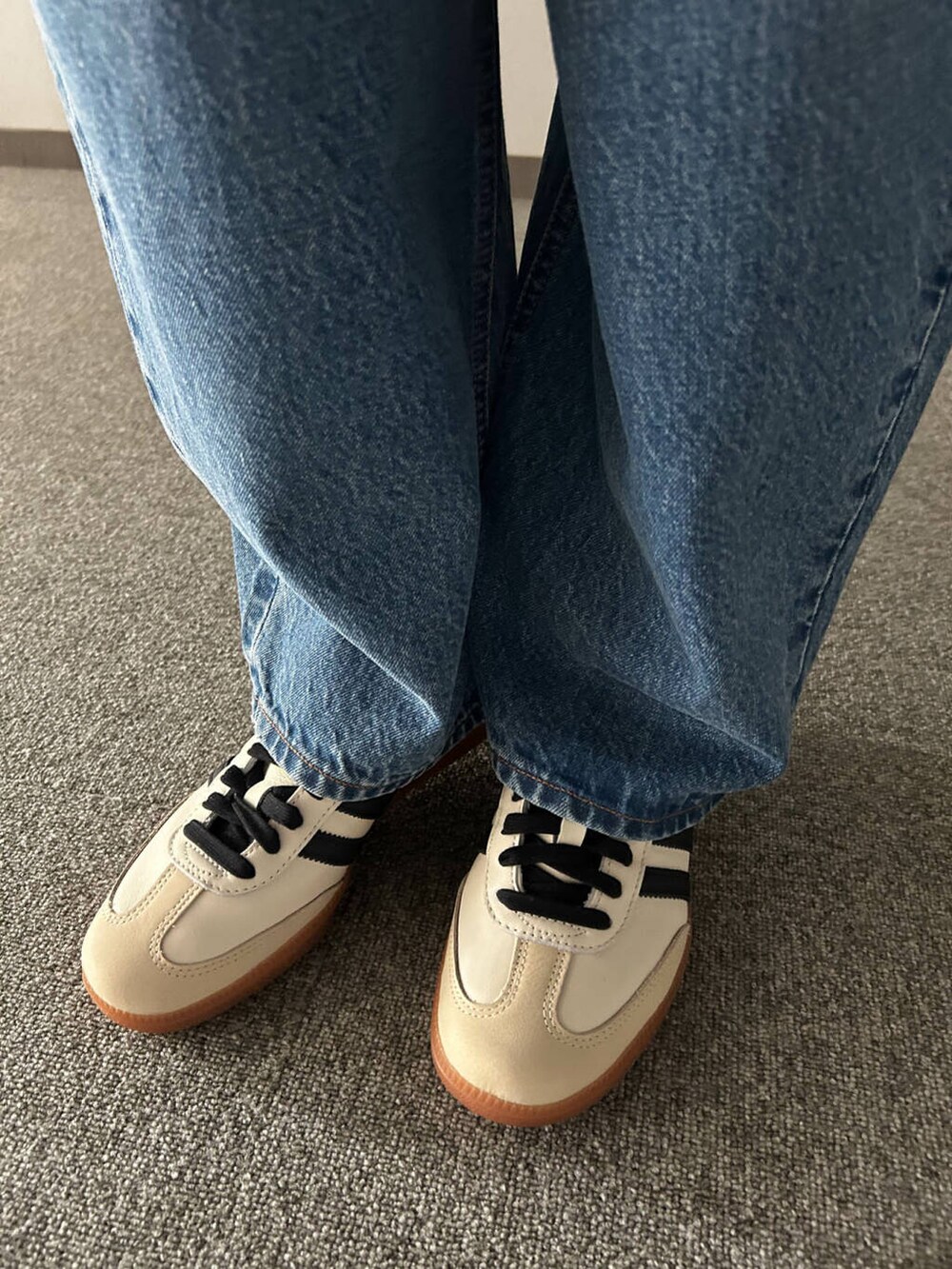 「デニム、スニーカー、URBANRESEARCH、スカーフ、春コーデ、156cm、春先取りコーデ、ウェーブ×ブルベ夏、私の推しデニムスタイル」｜「URBAN RESEARCHのワイドカーブデニムパンツ（デニムパンツ、ブルー系）」を使った、miyuさん（レディース・156cm）の冬コーディネートの7枚目の写真