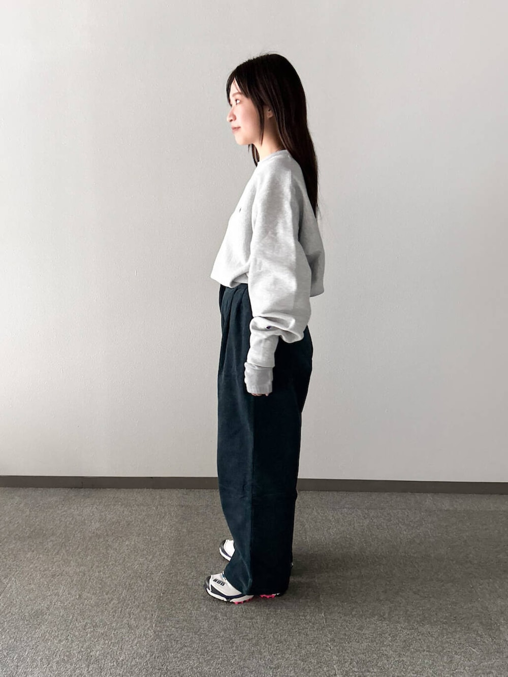 シルバー系のスウェット、ホワイト系のスニーカー、ブルー系のその他パンツを着用したレディースの冬コーディネートの5枚目の写真