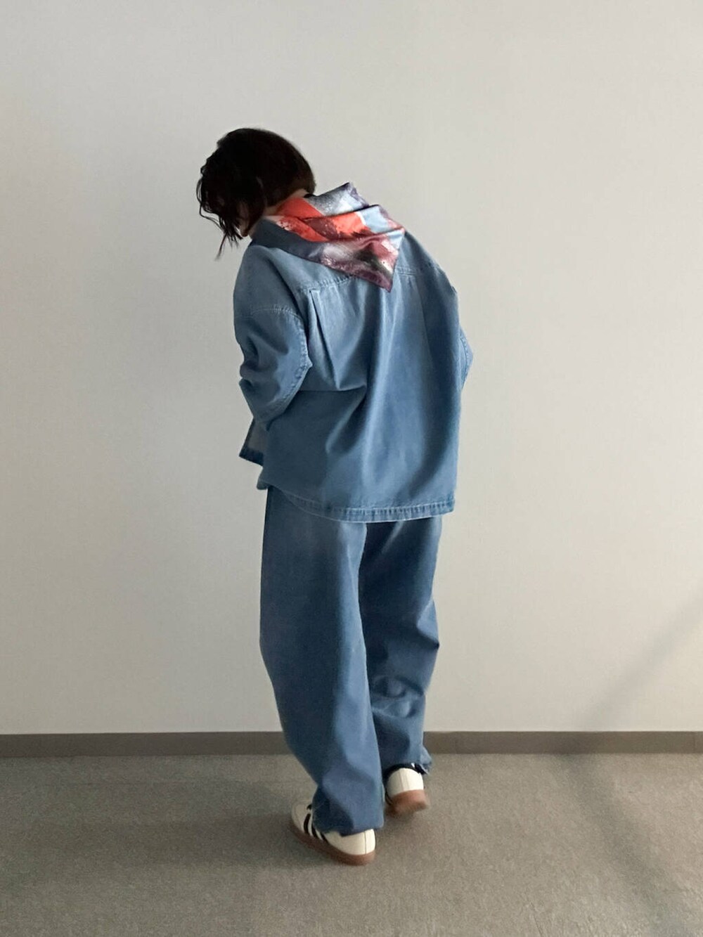 「デニム、スニーカー、URBANRESEARCH、スカーフ、春コーデ、156cm、春先取りコーデ、ウェーブ×ブルベ夏、私の推しデニムスタイル」｜「URBAN RESEARCHのワイドカーブデニムパンツ（デニムパンツ、ブルー系）」を使った、miyuさん（レディース・156cm）の冬コーディネートの6枚目の写真