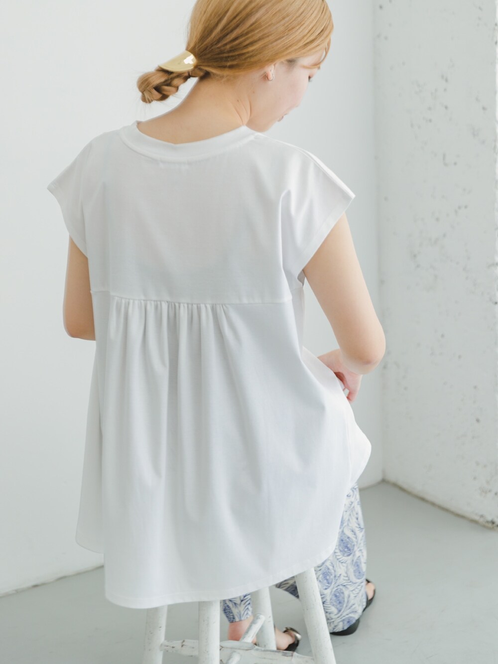 ホワイト系のTシャツ/カットソー、その他のその他パンツを着用したレディースの夏コーディネートの3枚目の写真