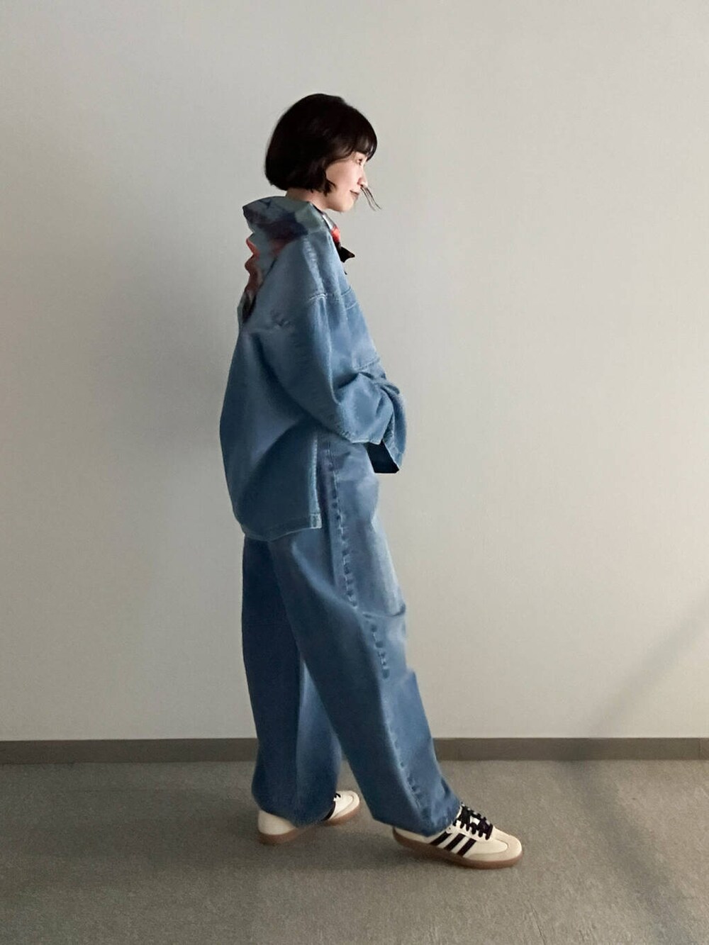 「デニム、スニーカー、URBANRESEARCH、スカーフ、春コーデ、156cm、春先取りコーデ、ウェーブ×ブルベ夏、私の推しデニムスタイル」｜「URBAN RESEARCHのワイドカーブデニムパンツ（デニムパンツ、ブルー系）」を使った、miyuさん（レディース・156cm）の冬コーディネートの3枚目の写真