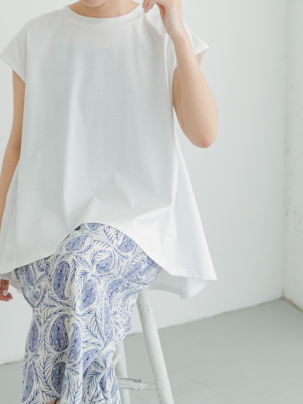 ホワイト系のTシャツ/カットソー、その他のその他パンツを着用したレディースの夏コーディネートの2枚目の写真