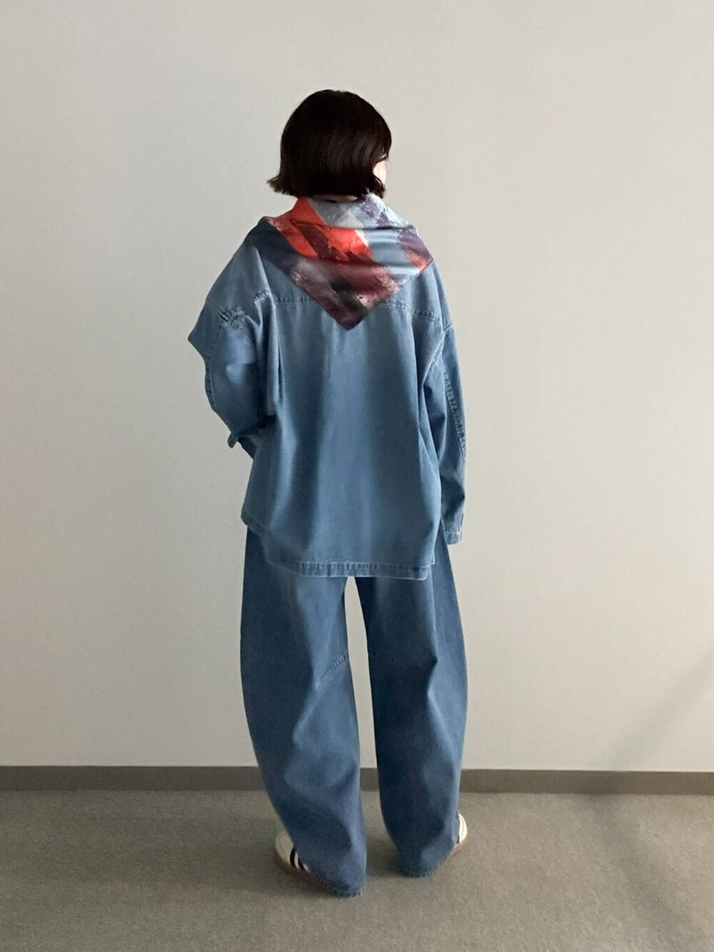 「デニム、スニーカー、URBANRESEARCH、スカーフ、春コーデ、156cm、春先取りコーデ、ウェーブ×ブルベ夏、私の推しデニムスタイル」｜「URBAN RESEARCHのワイドカーブデニムパンツ（デニムパンツ、ブルー系）」を使った、miyuさん（レディース・156cm）の冬コーディネートの5枚目の写真