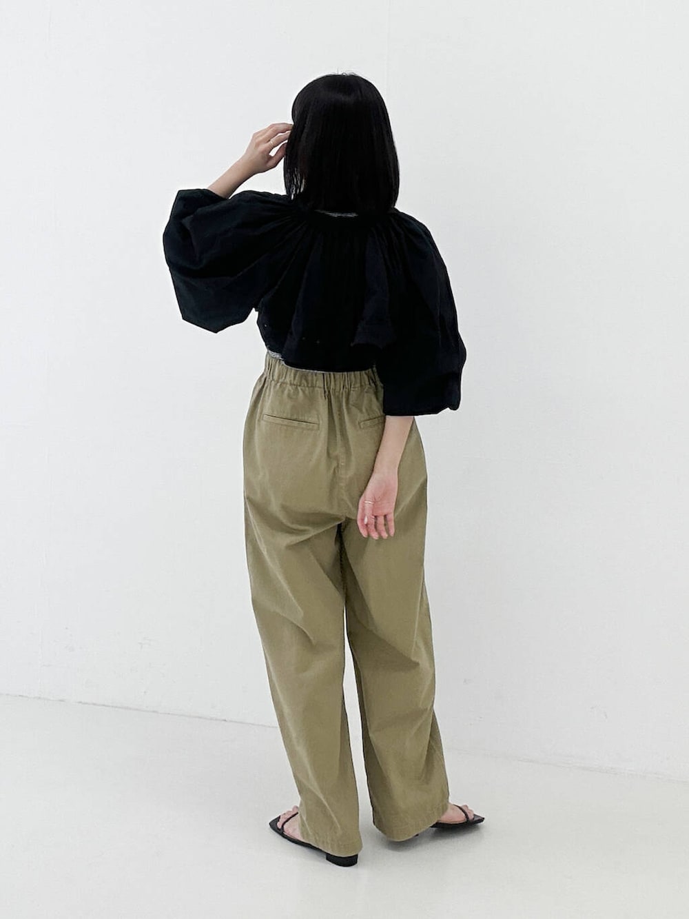 ベージュ系のその他パンツ、ブラック系のサンダル、ブラック系のTシャツ/カットソーを着用したレディースの夏コーディネートの5枚目の写真