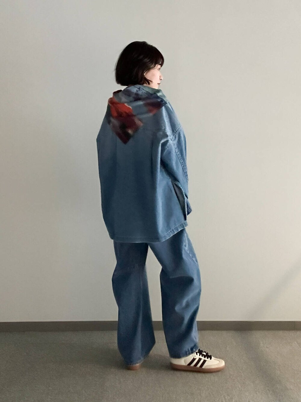 「デニム、スニーカー、URBANRESEARCH、スカーフ、春コーデ、156cm、春先取りコーデ、ウェーブ×ブルベ夏、私の推しデニムスタイル」｜「URBAN RESEARCHのワイドカーブデニムパンツ（デニムパンツ、ブルー系）」を使った、miyuさん（レディース・156cm）の冬コーディネートの4枚目の写真