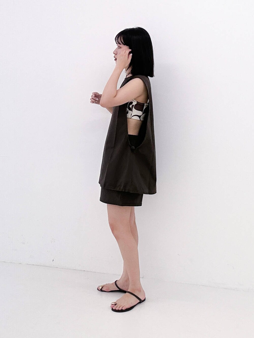 ブラウン系の水着、ブラウン系の水着、ブラウン系の水着を着用したレディースの夏コーディネートの4枚目の写真