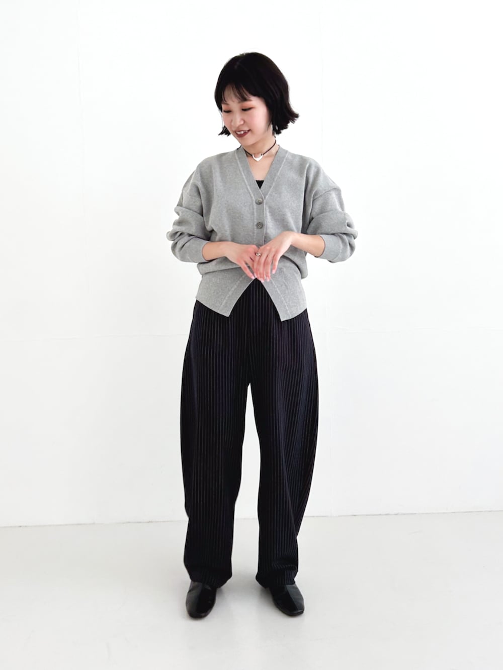 「カーディガン、カーディガンコーデ、ストライプ、ストライプパンツ、コクーンパンツ、コクーンシルエット、綺麗めコーデ、綺麗めカジュアル、お出かけコーデ、お出かけスタイル、URBANRESEARCH、骨格ウェーブ」｜「URBAN RESEARCHの『MADE IN JAPAN』スクエアトゥローヒールショートブーツ（ブーツ、ブラック系）」を使った、miyuさん（レディース・156cm）の冬コーディネートの2枚目の写真