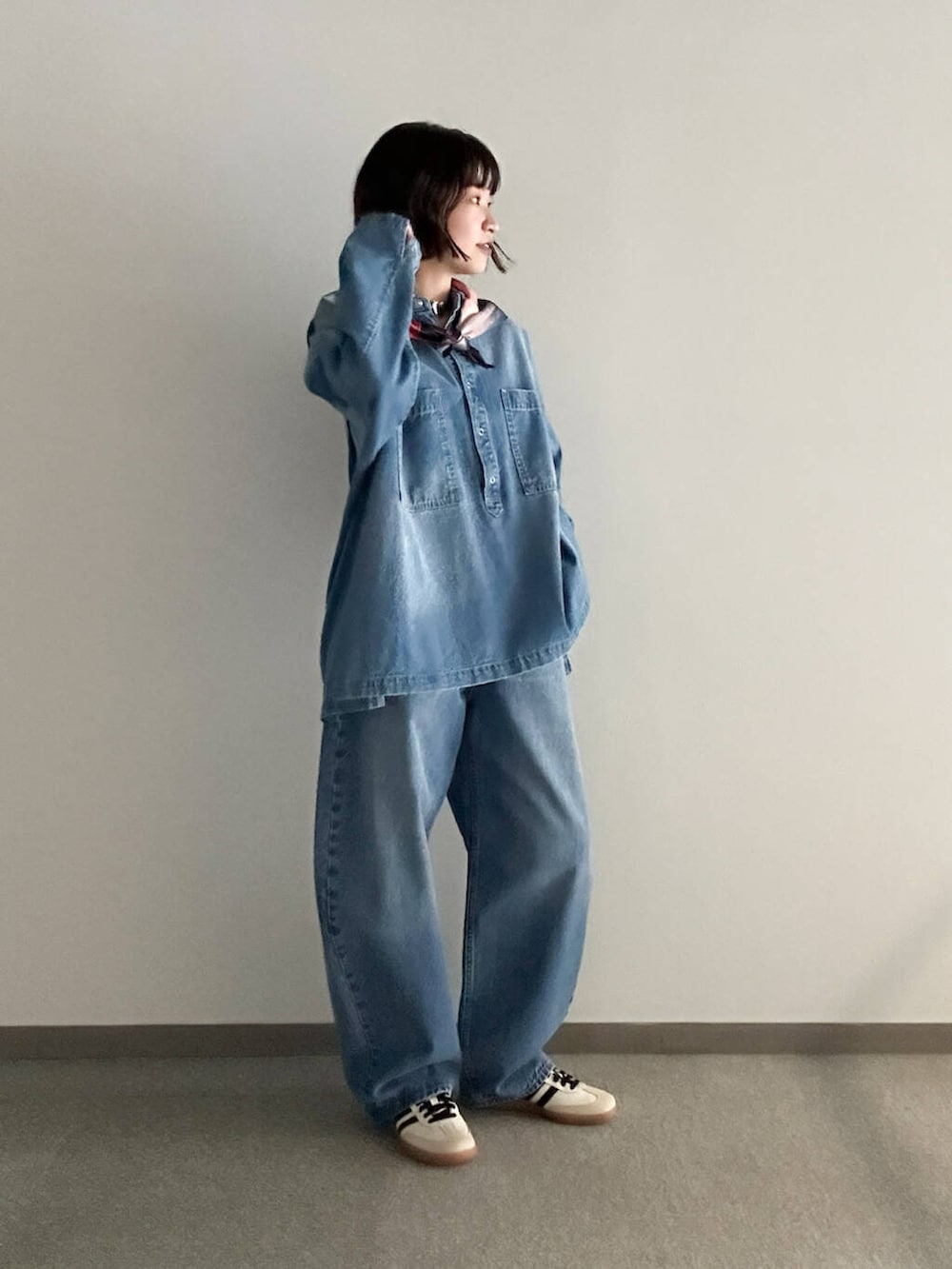 「デニム、スニーカー、URBANRESEARCH、スカーフ、春コーデ、156cm、春先取りコーデ、ウェーブ×ブルベ夏、私の推しデニムスタイル」｜「URBAN RESEARCHのワイドカーブデニムパンツ（デニムパンツ、ブルー系）」を使った、miyuさん（レディース・156cm）の冬コーディネートの2枚目の写真