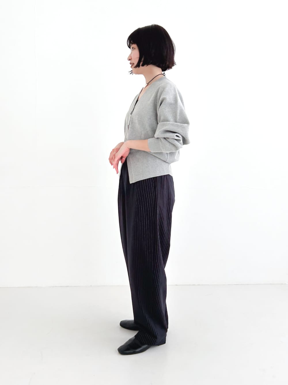 「カーディガン、カーディガンコーデ、ストライプ、ストライプパンツ、コクーンパンツ、コクーンシルエット、綺麗めコーデ、綺麗めカジュアル、お出かけコーデ、お出かけスタイル、URBANRESEARCH、骨格ウェーブ」｜「URBAN RESEARCHの『MADE IN JAPAN』スクエアトゥローヒールショートブーツ（ブーツ、ブラック系）」を使った、miyuさん（レディース・156cm）の冬コーディネートの6枚目の写真