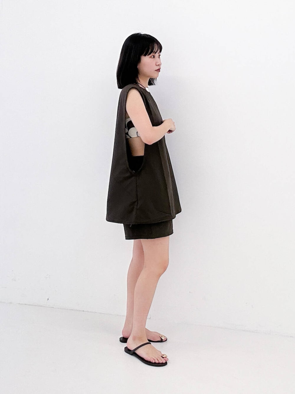 ブラウン系の水着、ブラウン系の水着、ブラウン系の水着を着用したレディースの夏コーディネートの2枚目の写真