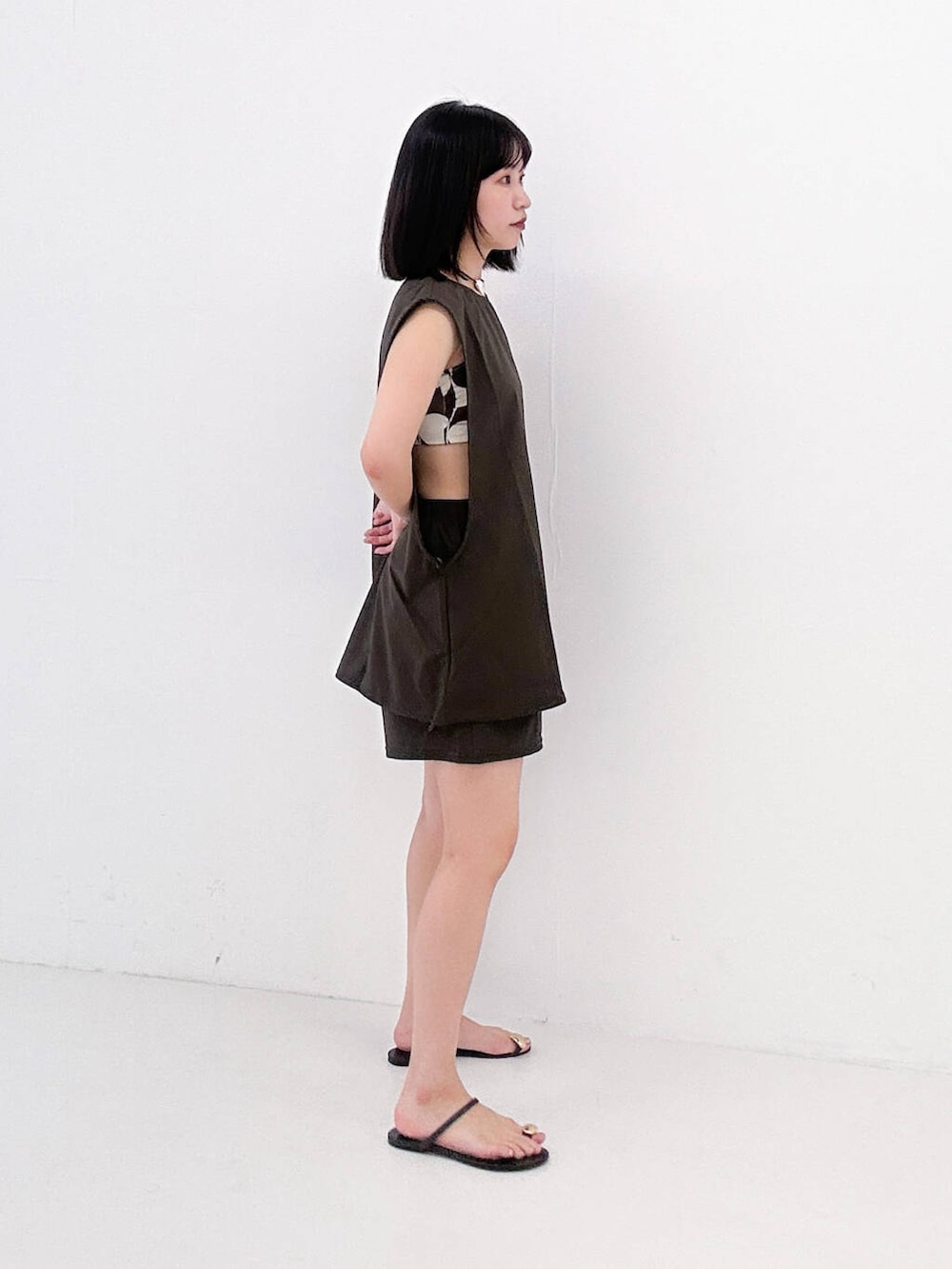 ブラウン系の水着、ブラウン系の水着、ブラウン系の水着を着用したレディースの夏コーディネートの3枚目の写真