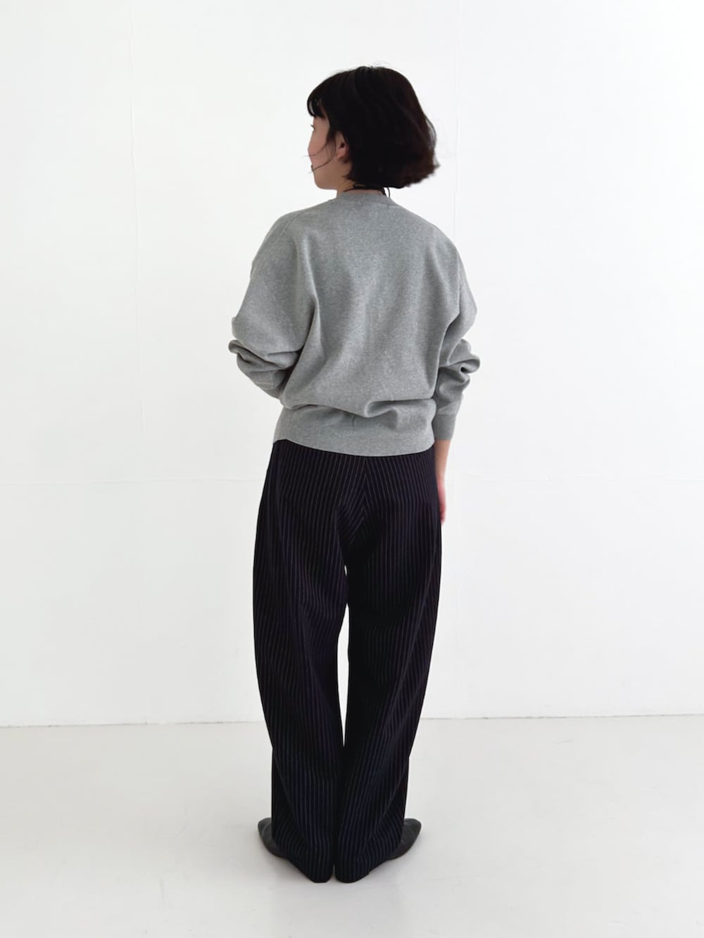 「カーディガン、カーディガンコーデ、ストライプ、ストライプパンツ、コクーンパンツ、コクーンシルエット、綺麗めコーデ、綺麗めカジュアル、お出かけコーデ、お出かけスタイル、URBANRESEARCH、骨格ウェーブ」｜「URBAN RESEARCHの『MADE IN JAPAN』スクエアトゥローヒールショートブーツ（ブーツ、ブラック系）」を使った、miyuさん（レディース・156cm）の冬コーディネートの5枚目の写真