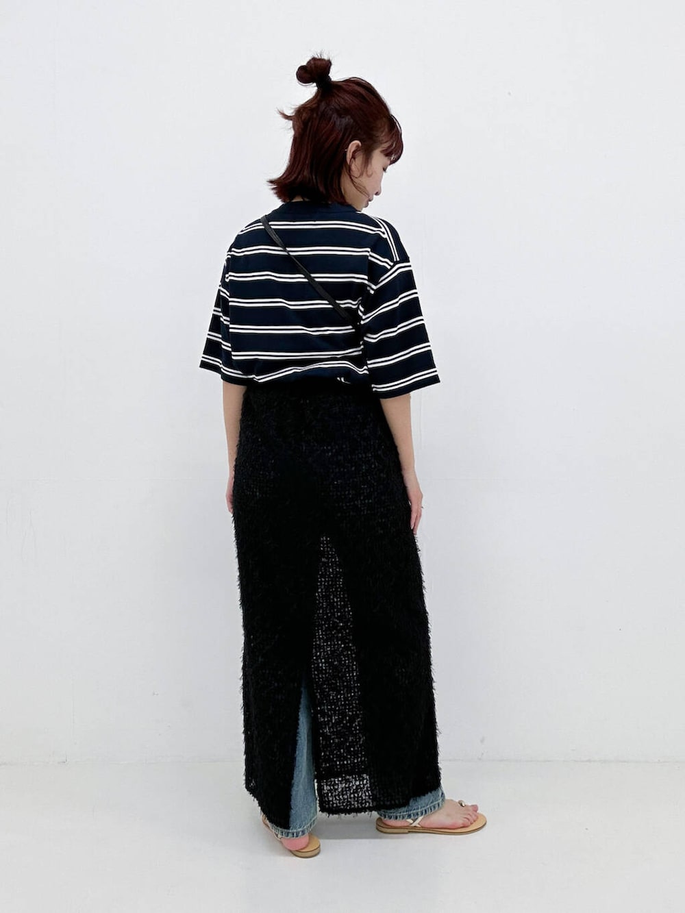 ブラック系のスカート、ブルー系のデニムパンツ、ブルー系のTシャツ/カットソーを着用したレディースの夏コーディネートの4枚目の写真