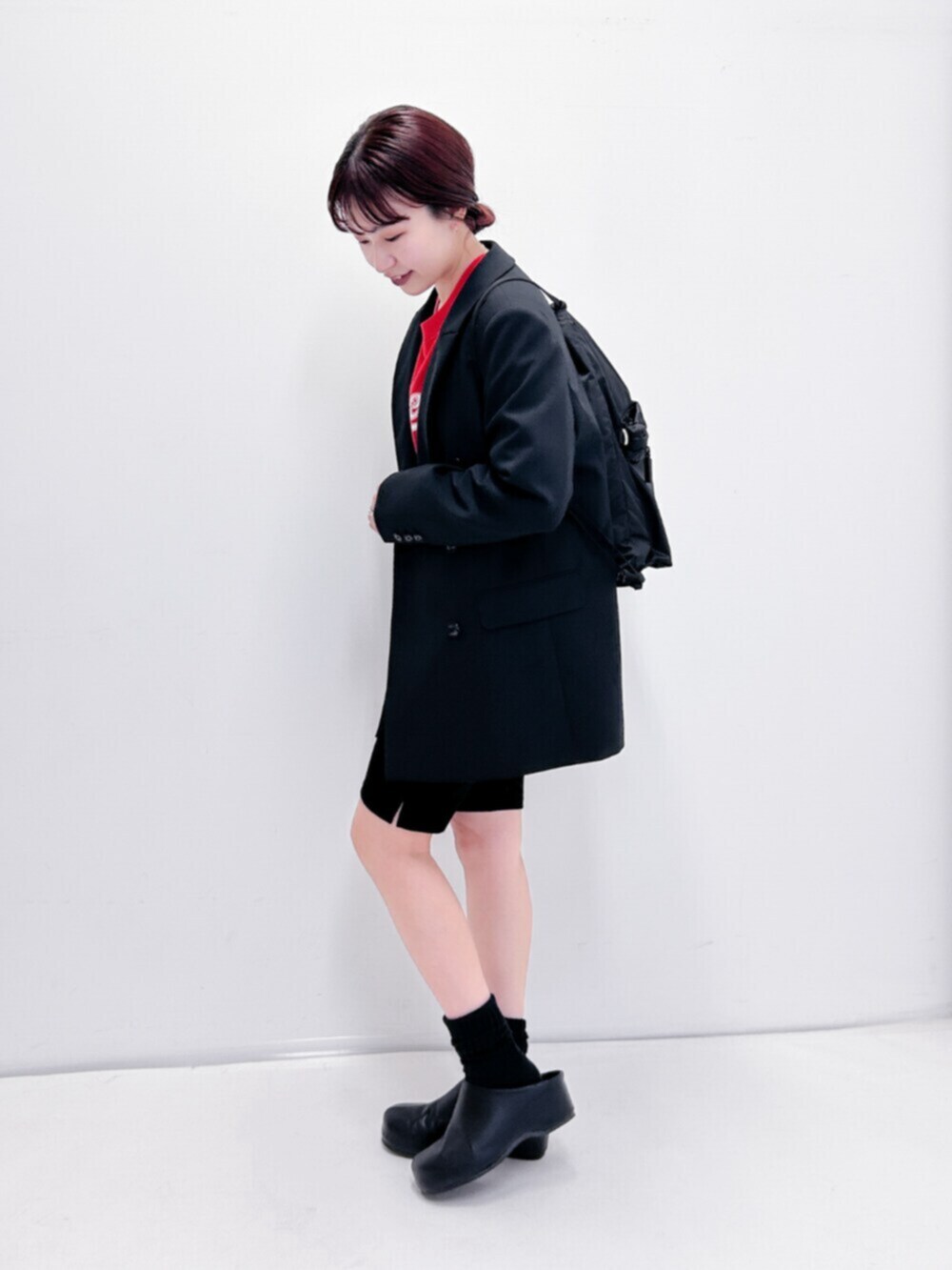 ブラック系のその他アウター、ブラック系のバックパック/リュック、ブラック系のその他パンツを着用したレディースの冬コーディネートの5枚目の写真