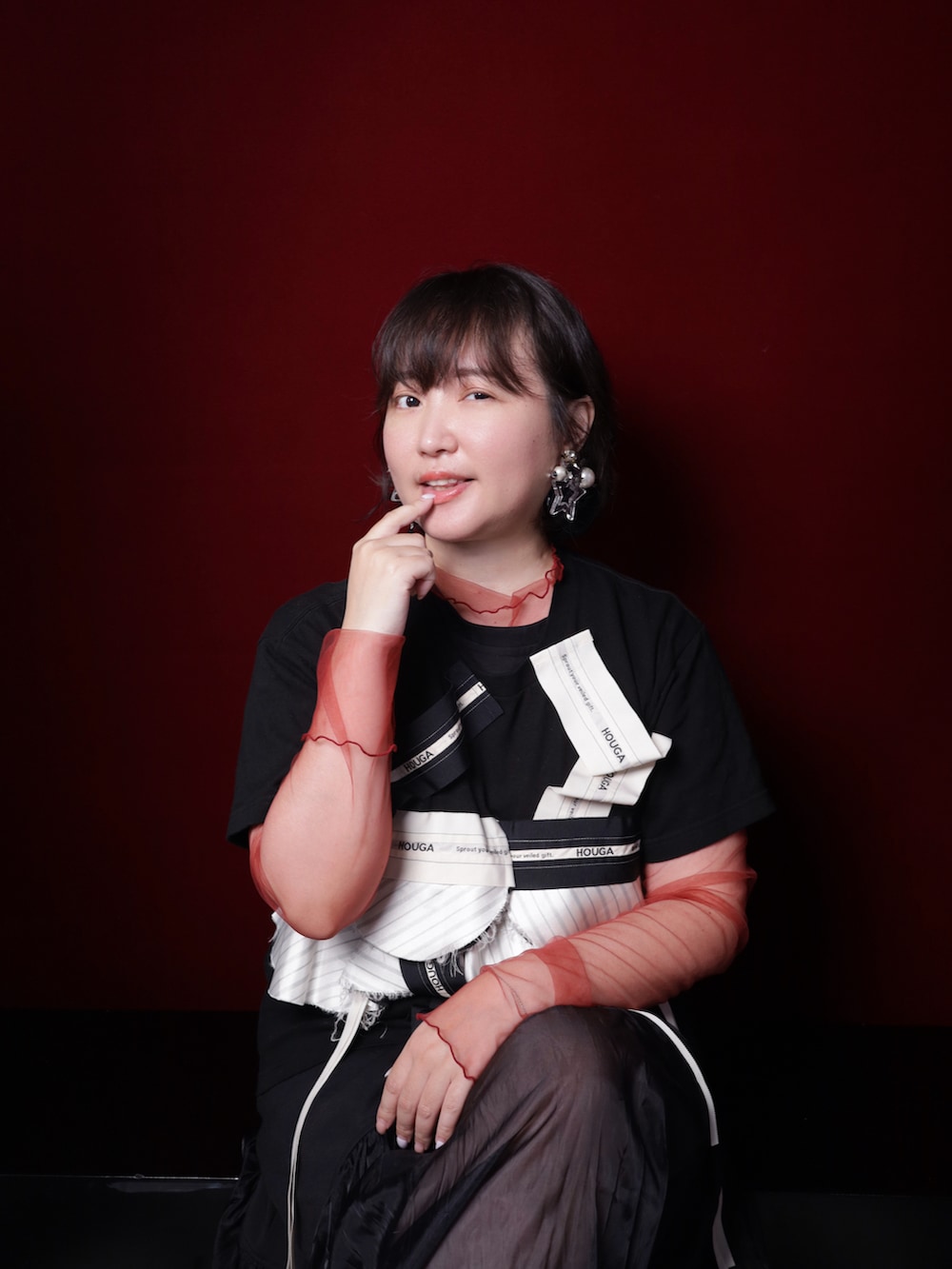 シルバー系のスニーカー、ブラック系のTシャツ/カットソー、レッド系のその他トップスを着用したレディースの冬コーディネートの4枚目の写真