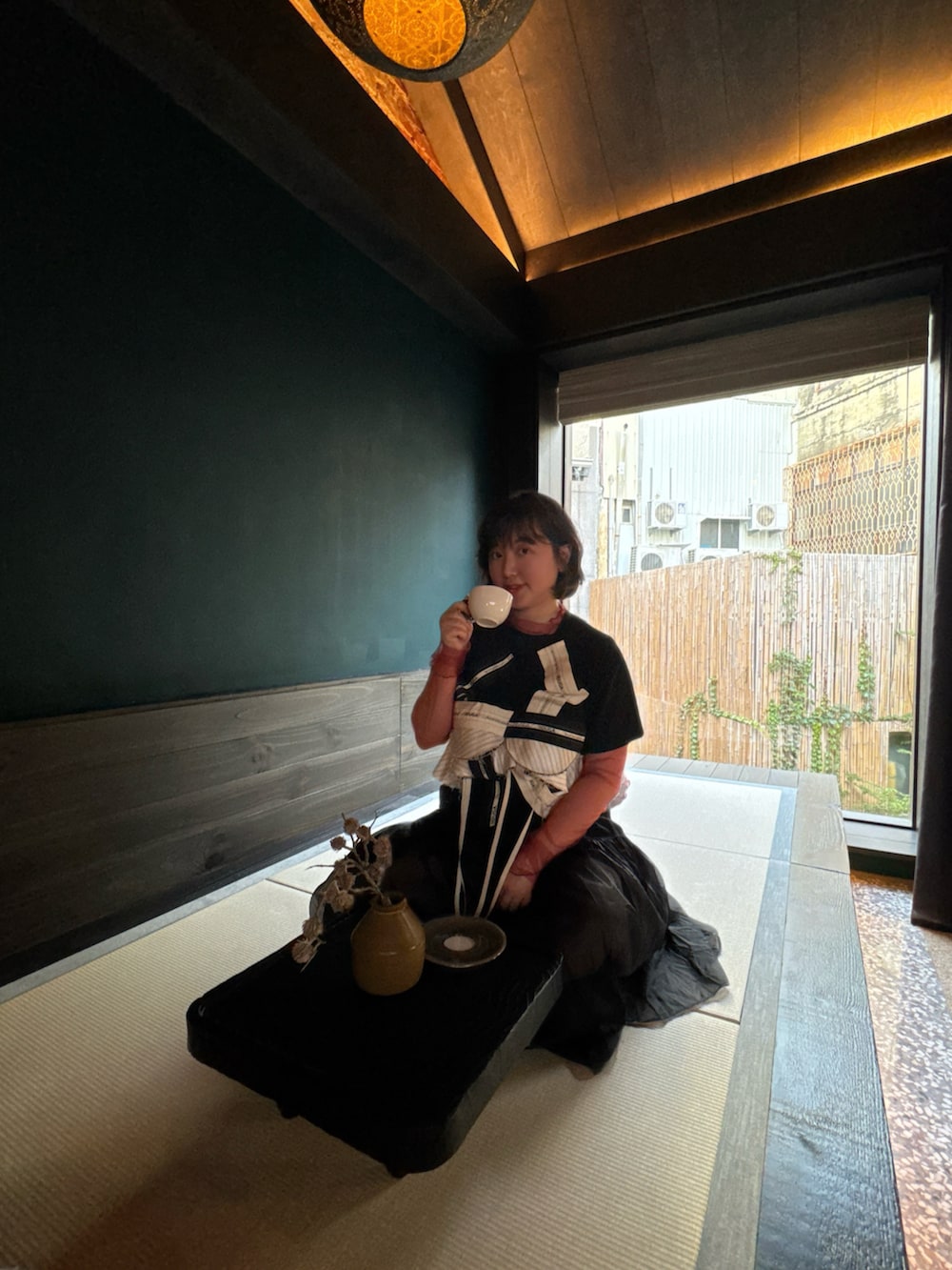 シルバー系のスニーカー、ブラック系のTシャツ/カットソー、レッド系のその他トップスを着用したレディースの冬コーディネートの2枚目の写真