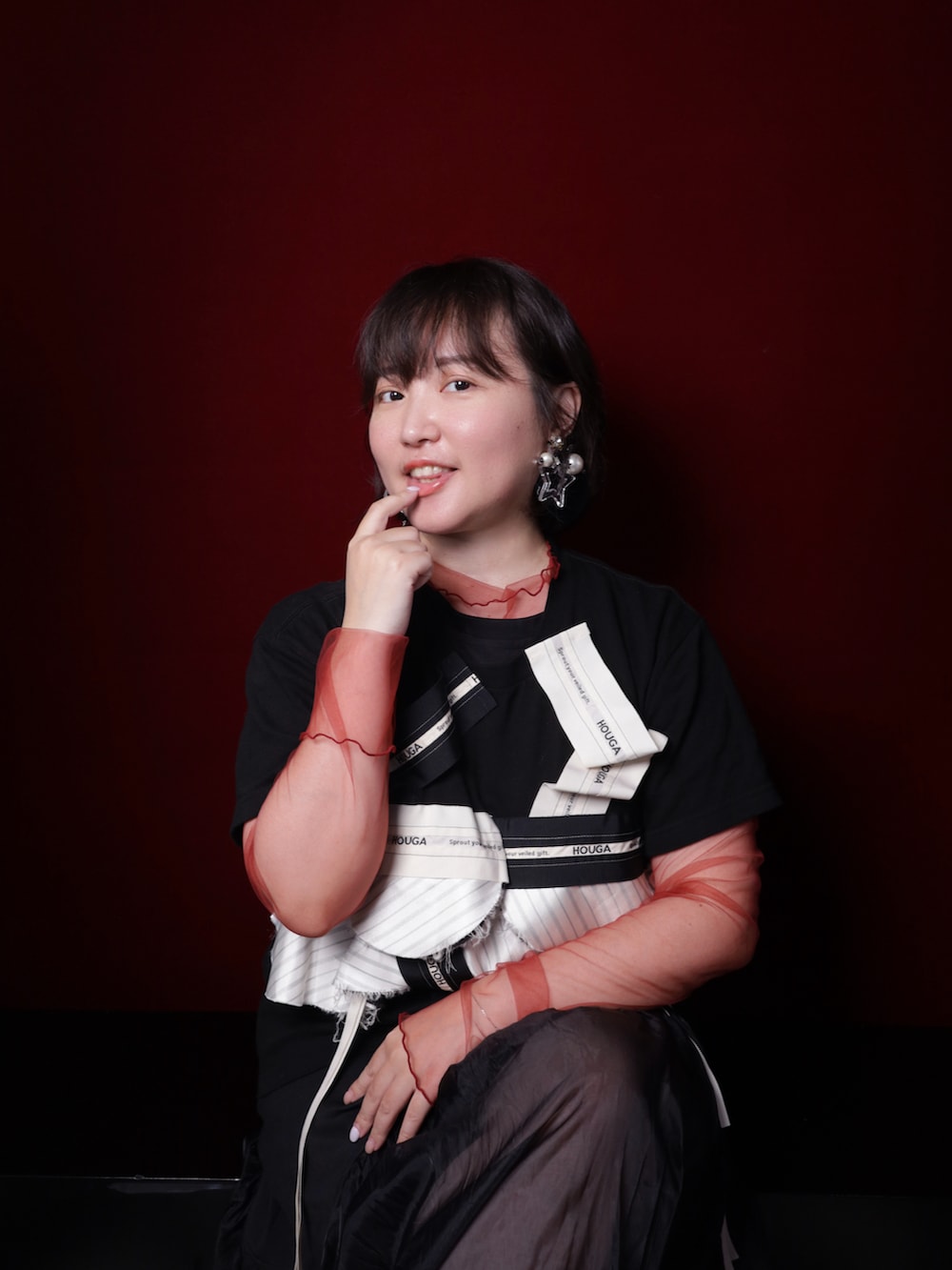 シルバー系のスニーカー、ブラック系のTシャツ/カットソー、レッド系のその他トップスを着用したレディースの冬コーディネートの5枚目の写真