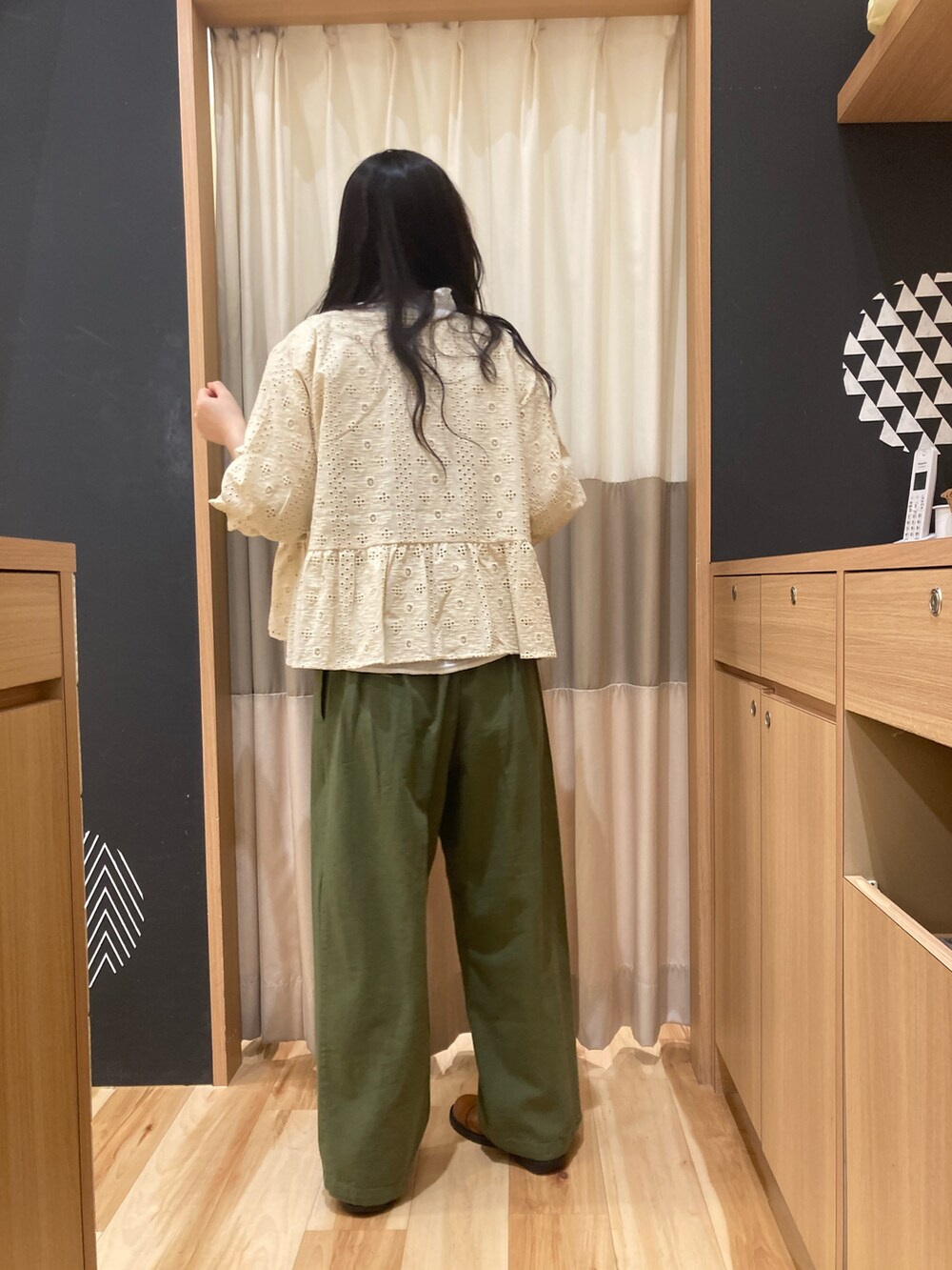 ホワイト系のノーカラージャケット、グリーン系のその他パンツ、グレー系のキャミソールを着用したレディースの春コーディネートの2枚目の写真