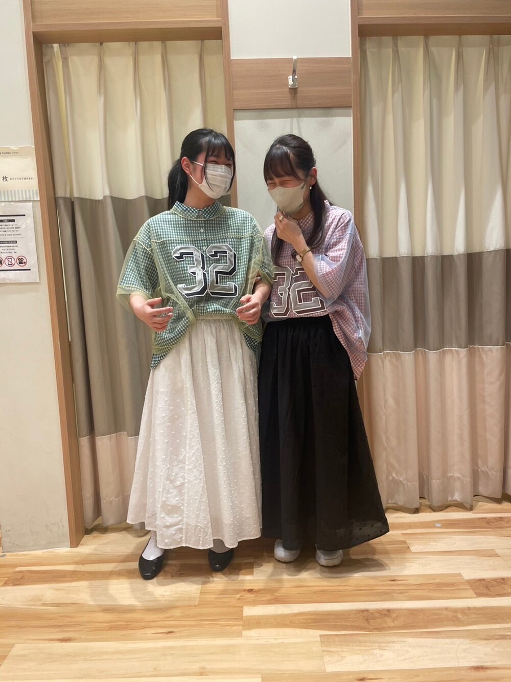 グリーン系のTシャツ/カットソー、グリーン系のシャツ/ブラウス、ホワイト系のスカートを着用したレディースの春コーディネートの2枚目の写真