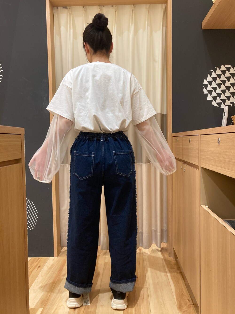 ブラック系のスニーカー、ホワイト系のTシャツ/カットソー、ホワイト系のTシャツ/カットソーを着用したレディースの春コーディネートの2枚目の写真