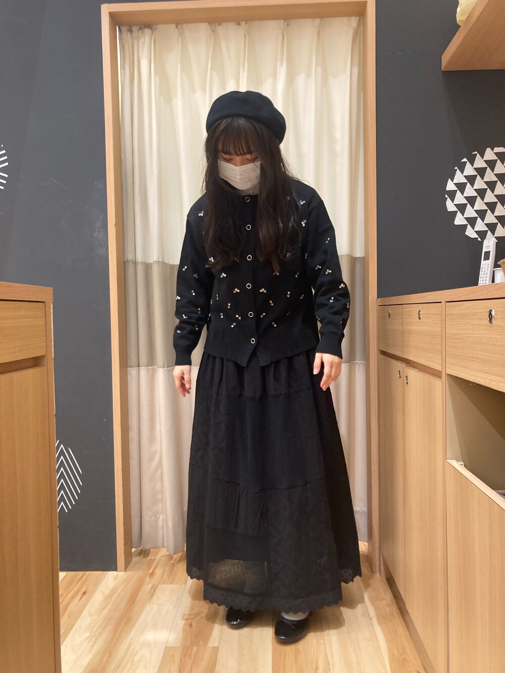 ブラック系のカーディガン/ボレロ、ブラック系のスカート、ブラック系のハンチング/ベレー帽を着用したレディースの春コーディネートの2枚目の写真