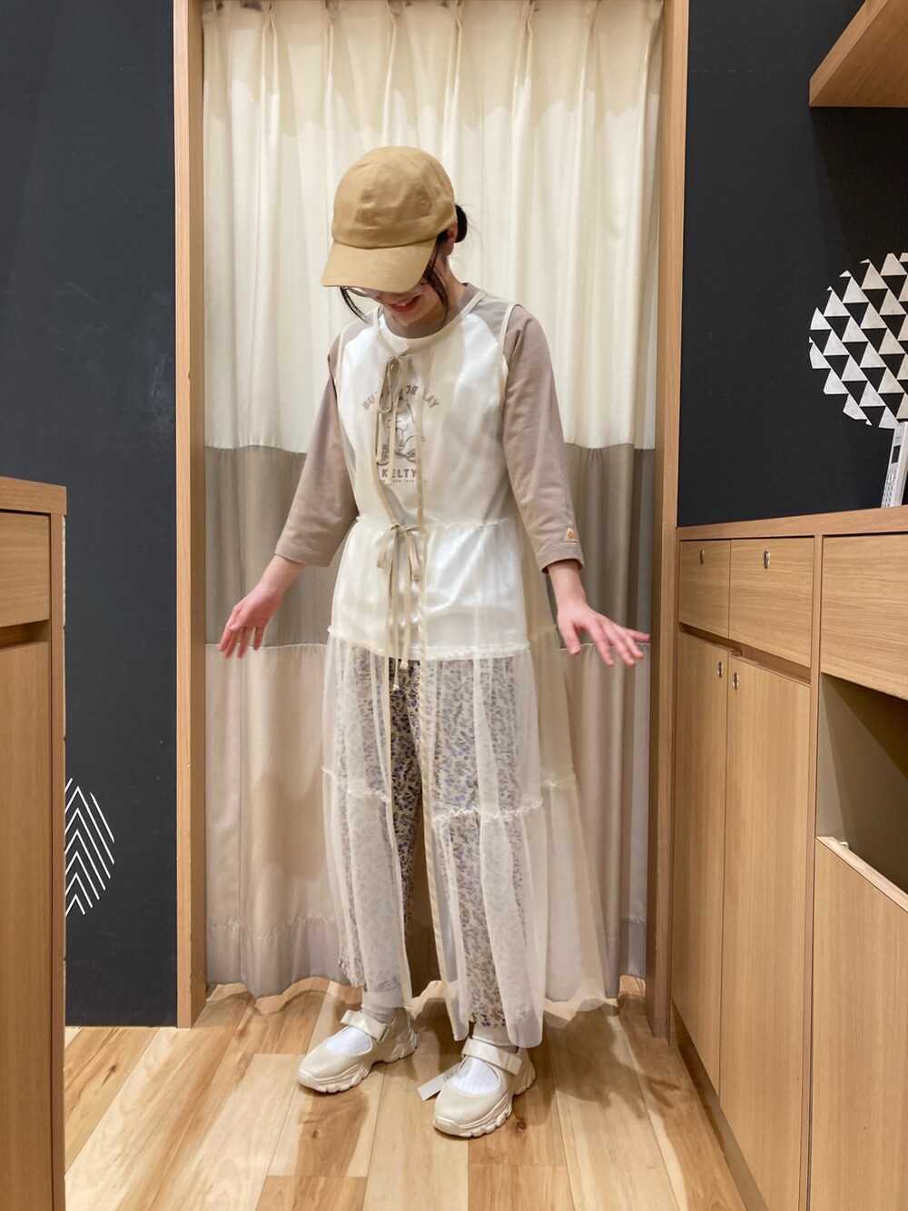 ベージュ系のスニーカー、ブルー系のその他パンツ、ベージュ系のTシャツ/カットソーを着用したレディースの春コーディネートの2枚目の写真