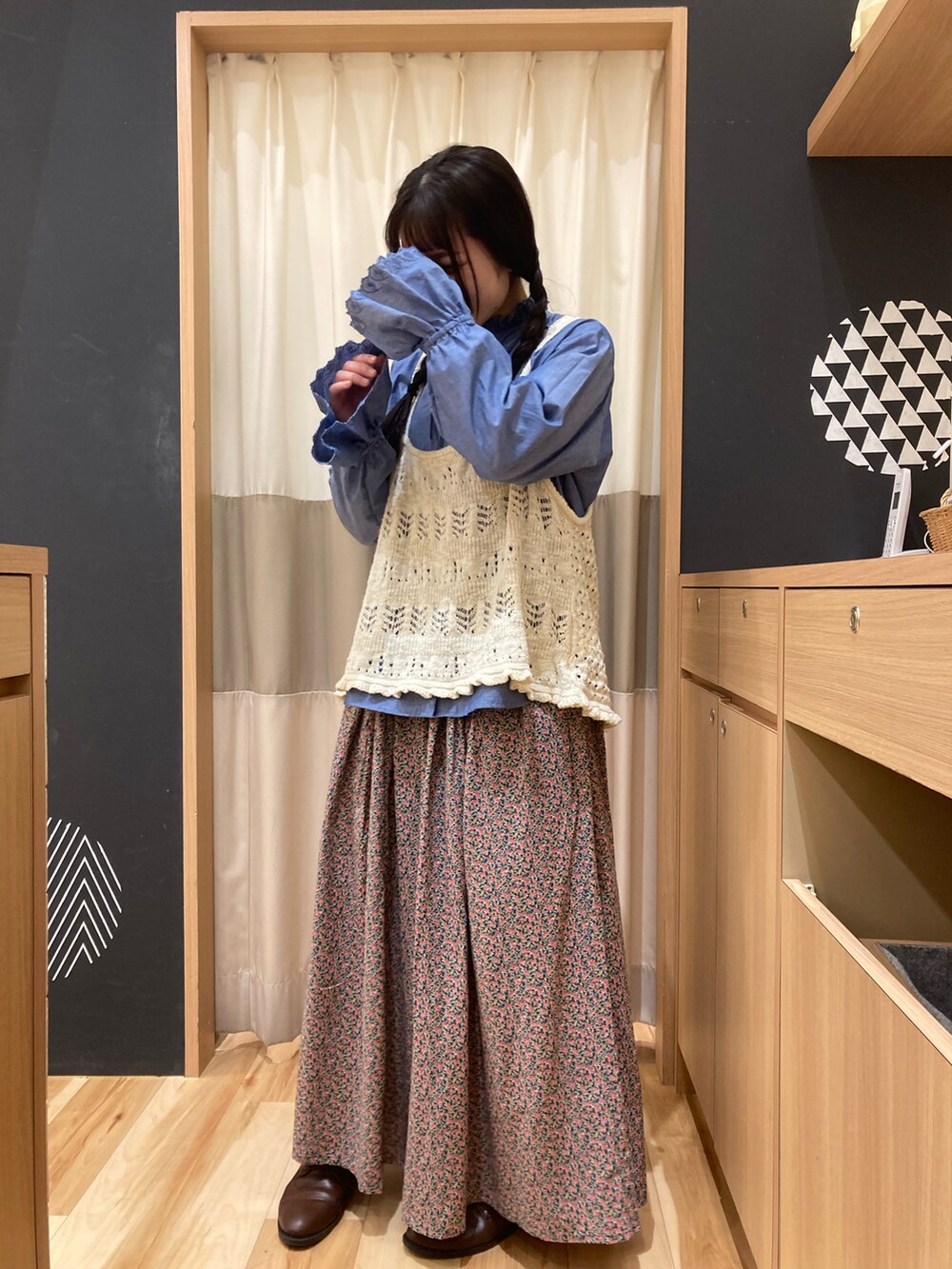 ブルー系のシャツ/ブラウス、ピンク系のその他パンツ、ホワイト系のベストを着用したレディースの春コーディネートの2枚目の写真