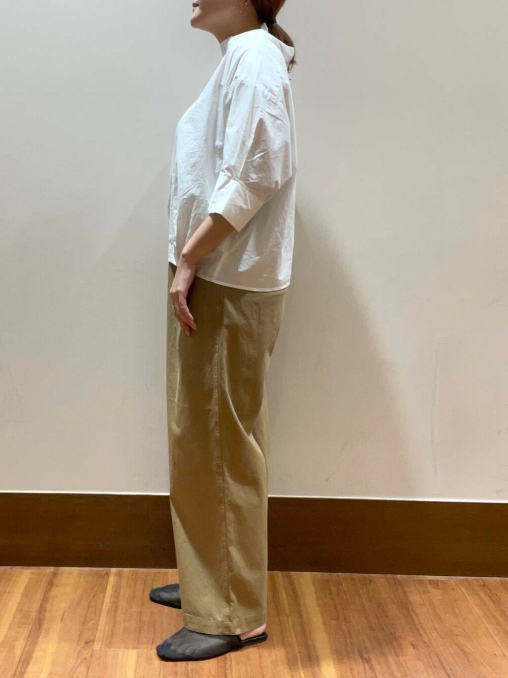 ホワイト系のシャツ/ブラウス、イエロー系のチノパンツを着用したレディースの夏コーディネートの2枚目の写真
