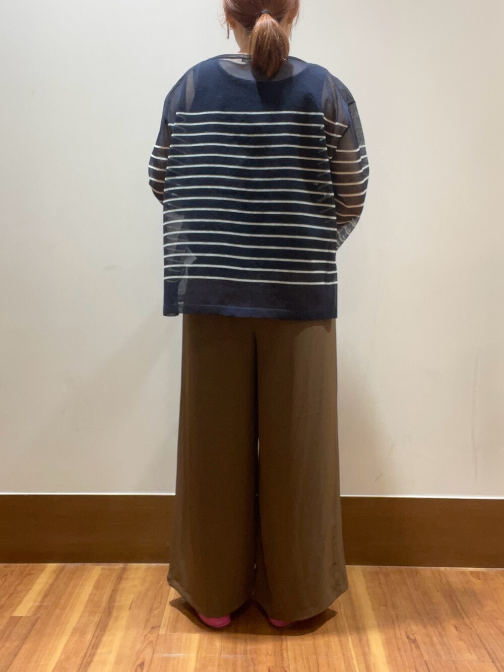 ブラック系のタンクトップ、ブラウン系のその他パンツを着用したレディースの秋コーディネートの3枚目の写真